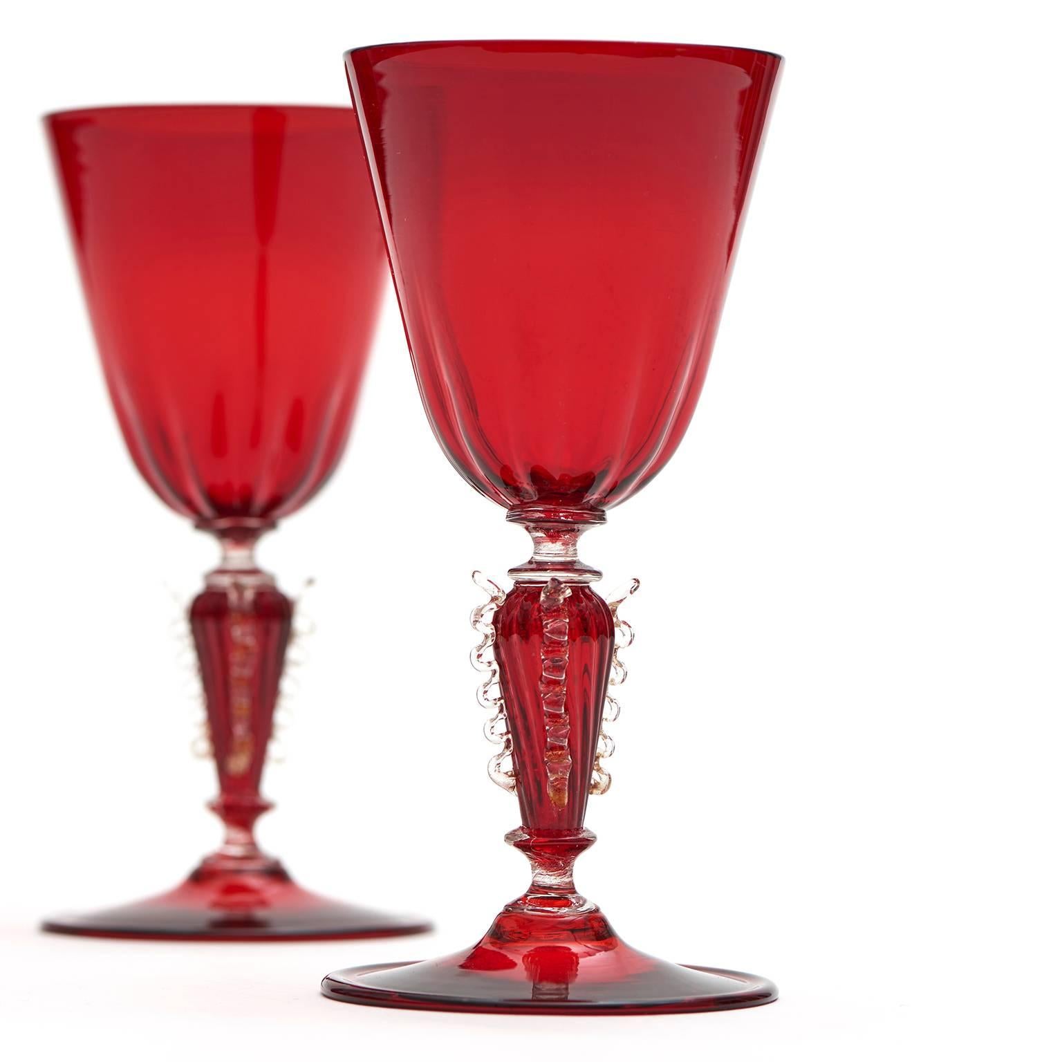 Milieu du XXe siècle 12 verres à vin vénitiens en rubis en vente