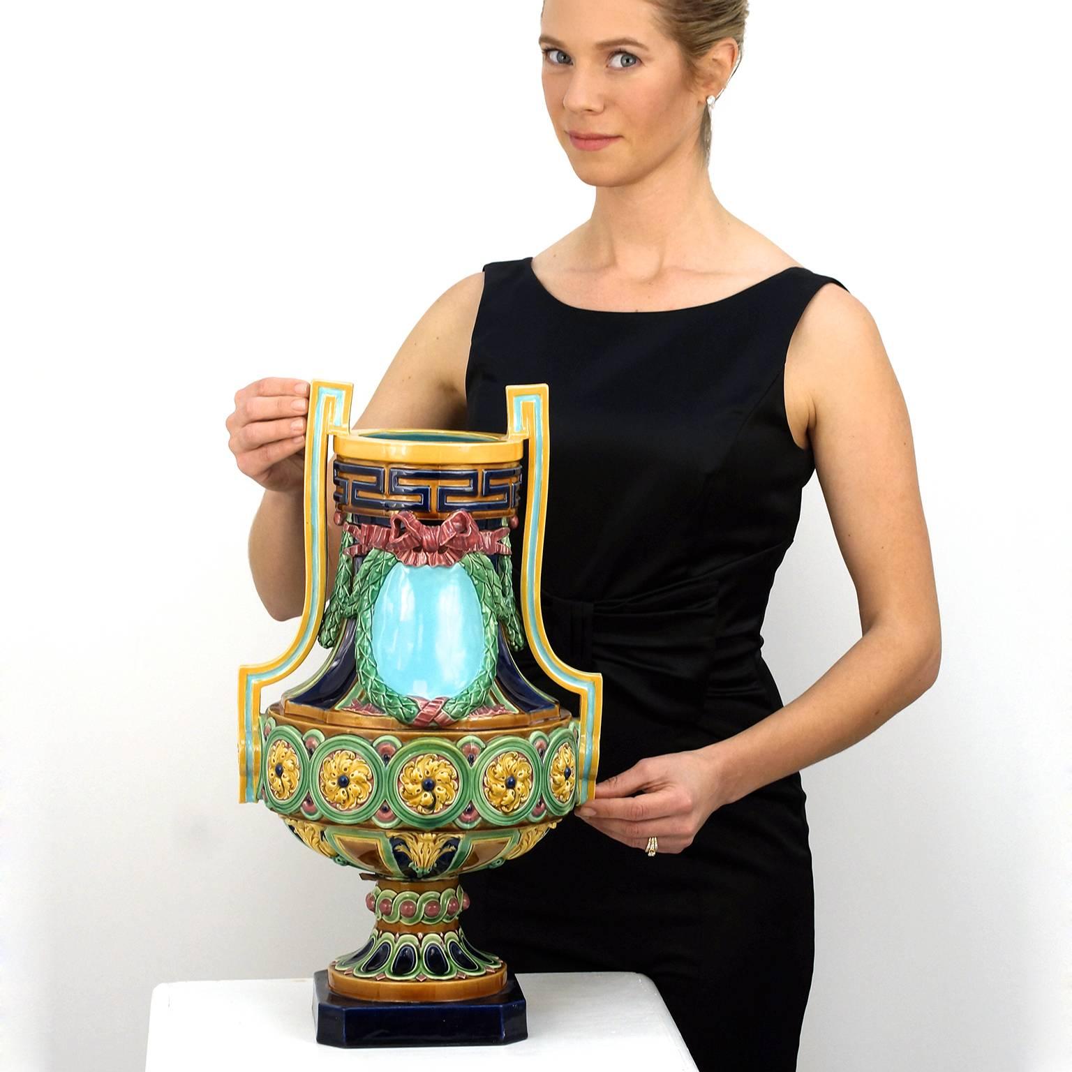 Um 1870, von Minton, England. Diese monumentale Vase ist ein prächtiges Beispiel für englisches Porzellan und ein Meisterwerk der viktorianischen Ästhetik. Majolika von Minton ist bekannt für seine zarten Farben und geschmackvollen Motive. Dieses