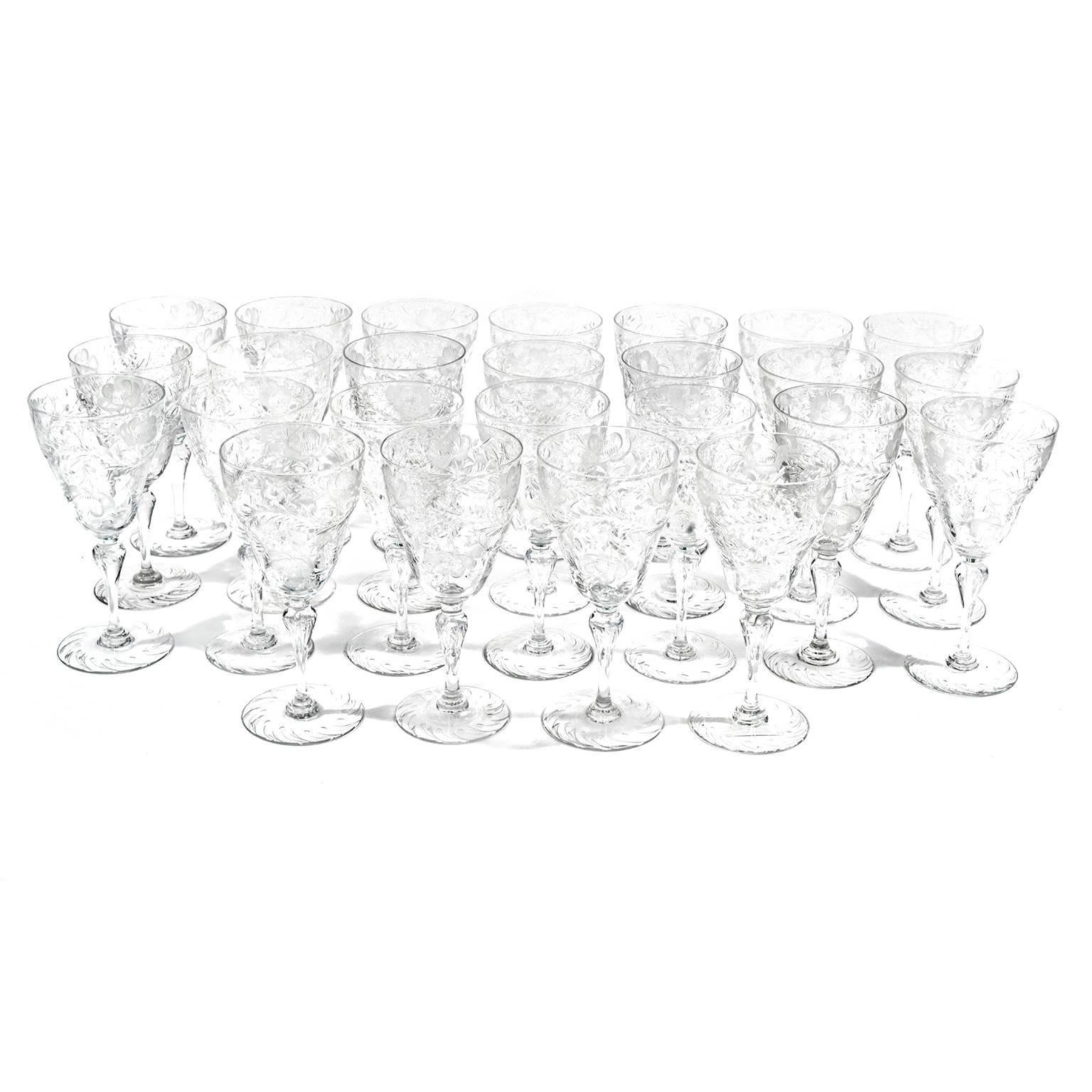 Inglese Spettacolare set di 24 calici da acqua in cristallo di rocca Thomas Webb in vendita