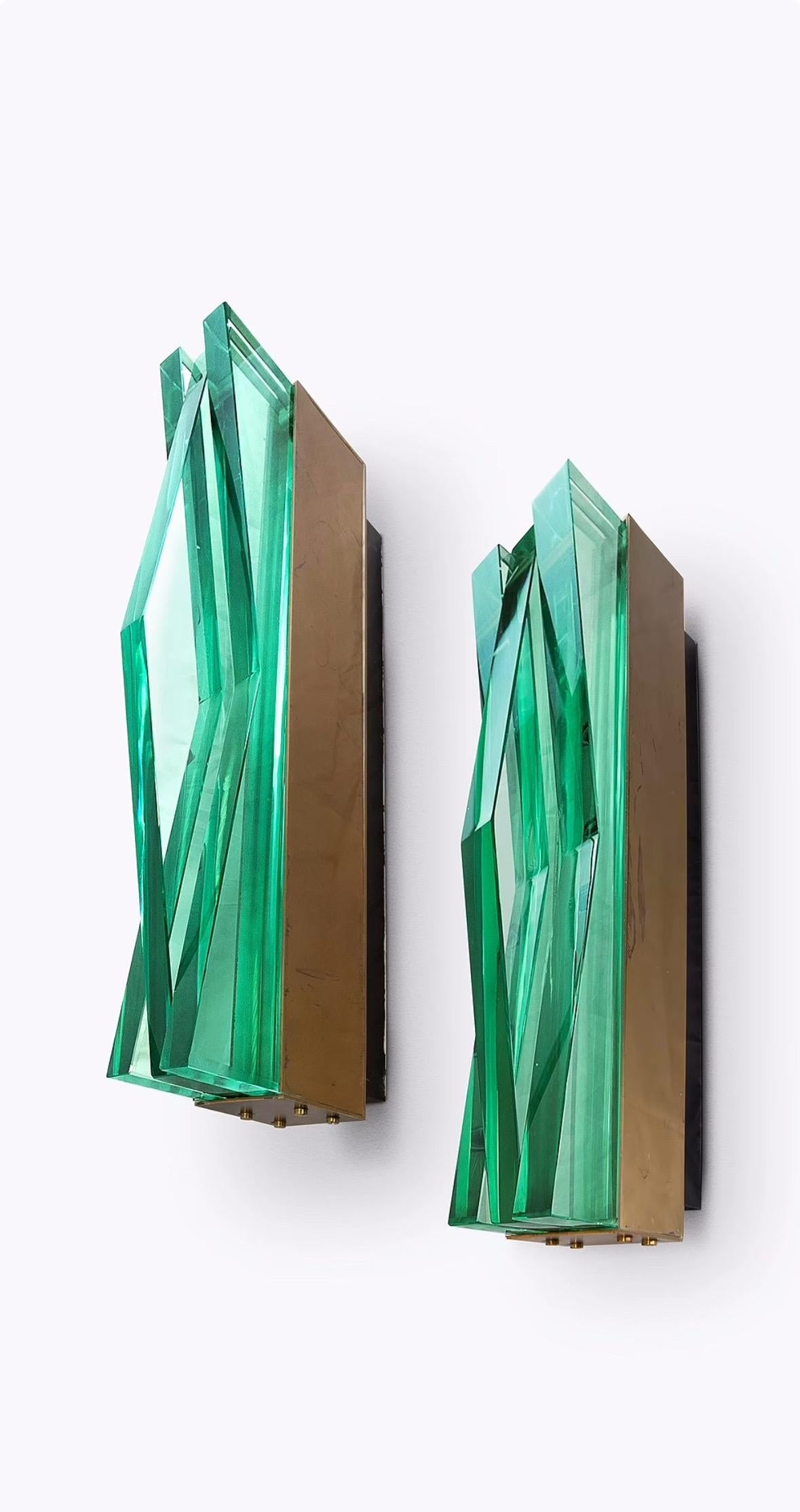  Diese alten Wandlampen wurden von dem berühmten Max Ingrand entworfen und von Fontana Arte in Mailand, Italien, in den 1960er Jahren hergestellt.
Die Wandleuchten zeichnen sich durch ein anspruchsvolles und luxuriöses Design aus, das sich durch
