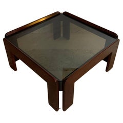 Tavolino postmoderno in noce con piano fumè, Afra & Tobia Scarpa