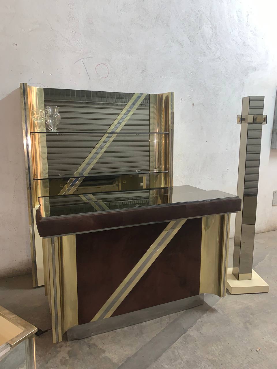 Furniture bar design hollywood Regency  attr. to Willy Rizzo 1970s.
 His cocktail and bar designs are among his most prolific and therefore most sought-after items.
Questo particolare pezzo è esemplare dello stile glamour per cui  è conosciuto.
The