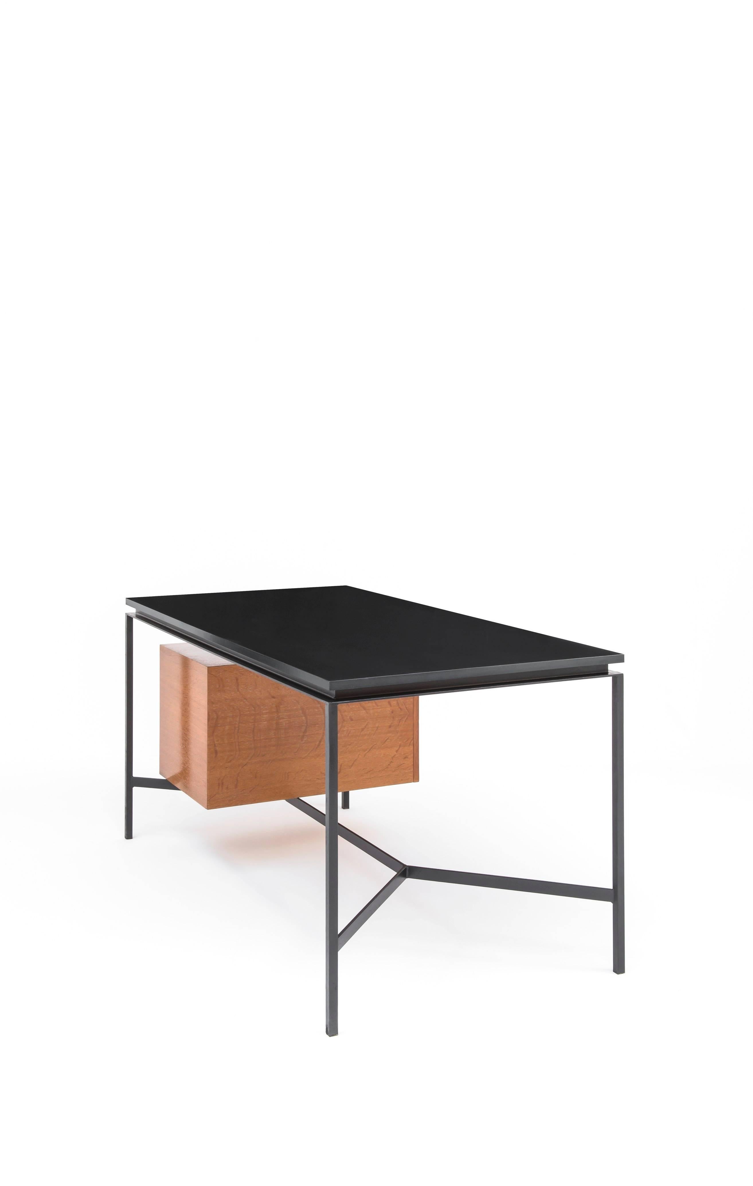 Desk CM172 by Pierre Paulin (1927-2009).
Thonet edition, 1958.
