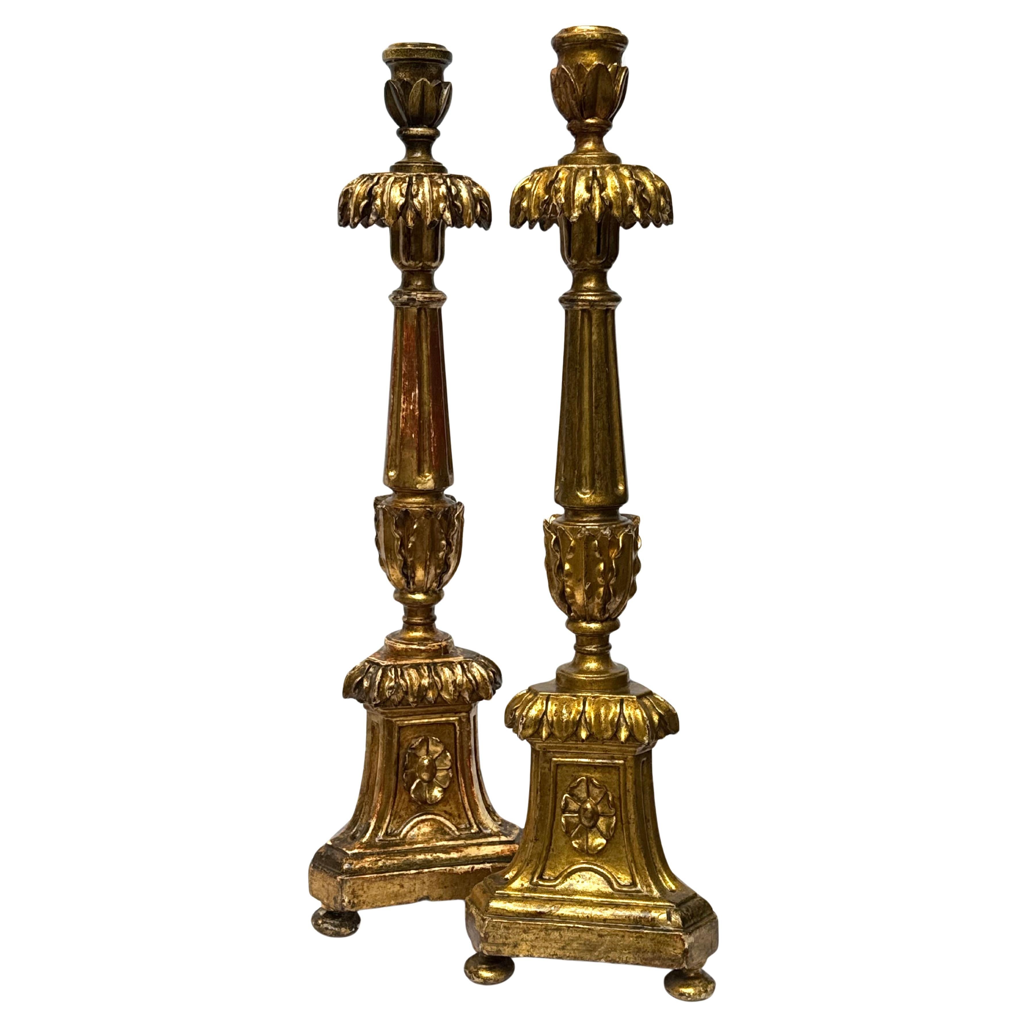 Coppia di grilli da altare in legno dorato italiano del XIX secolo in vendita