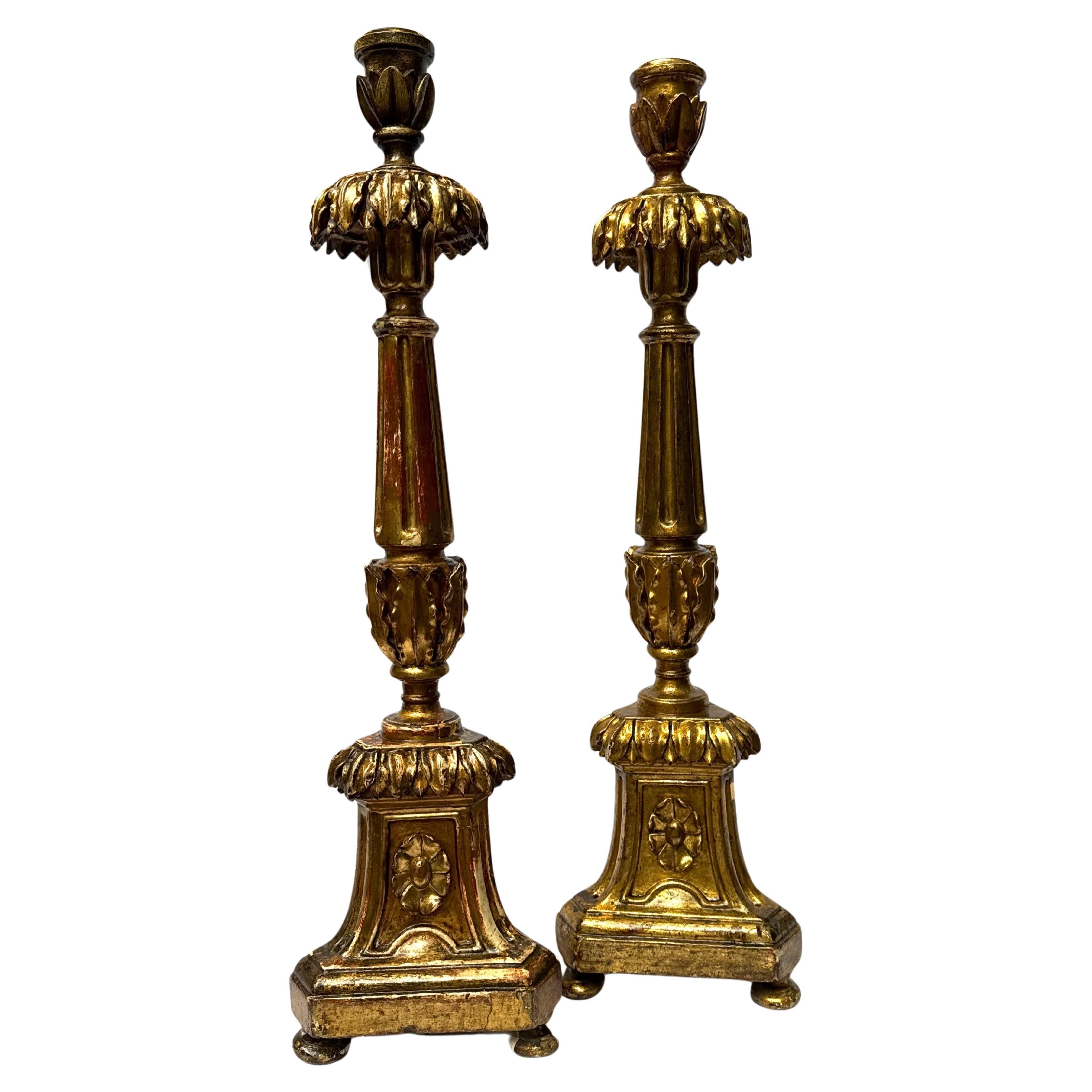 Foglia d’oro Coppia di grilli da altare in legno dorato italiano del XIX secolo in vendita