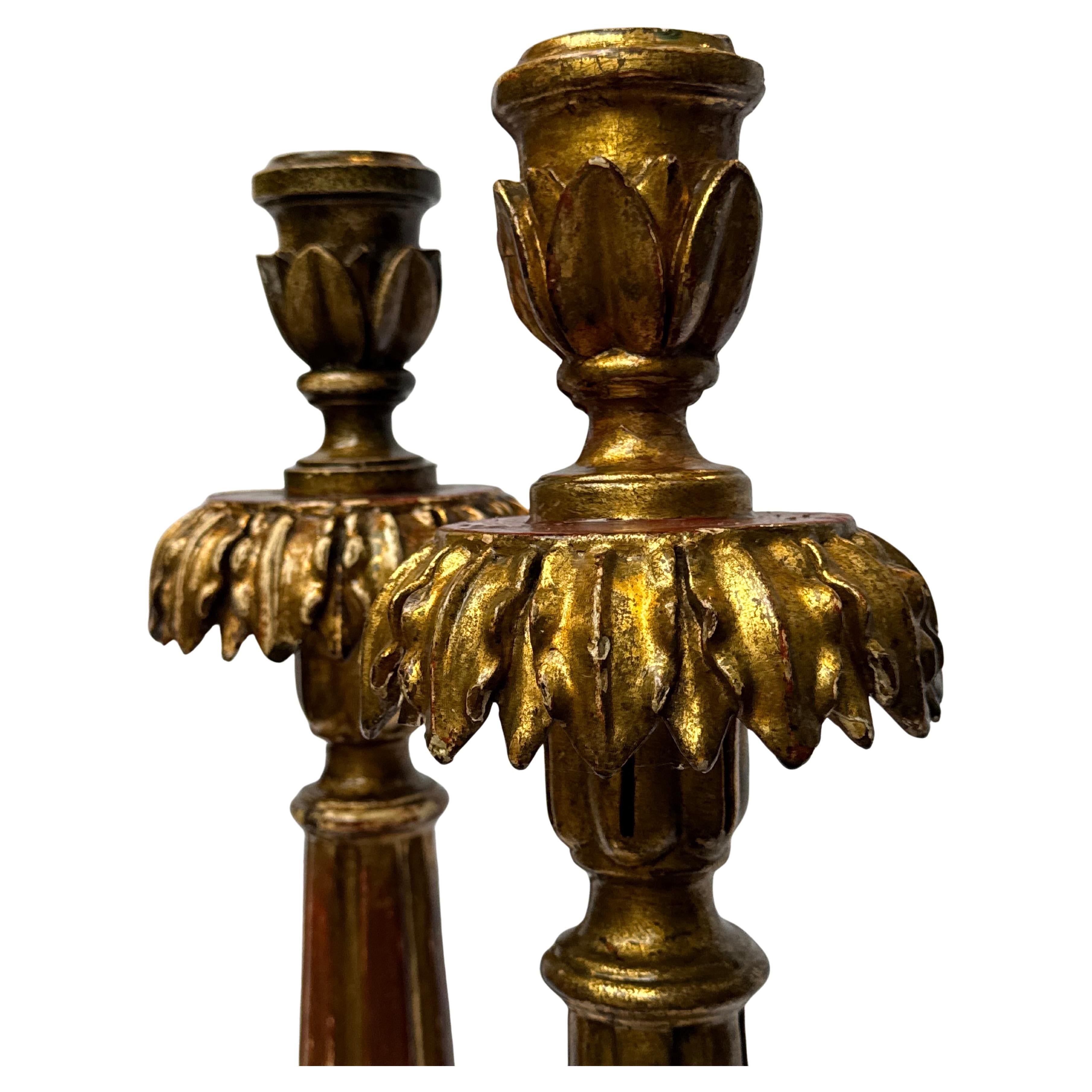 Coppia di grilli da altare in legno dorato italiano del XIX secolo
Un'impressionante coppia di pomi d'altare ecclesiastici italiani del XIX secolo, finemente intagliati in legno e riccamente rifiniti con la doratura originale. Questi alti pezzi