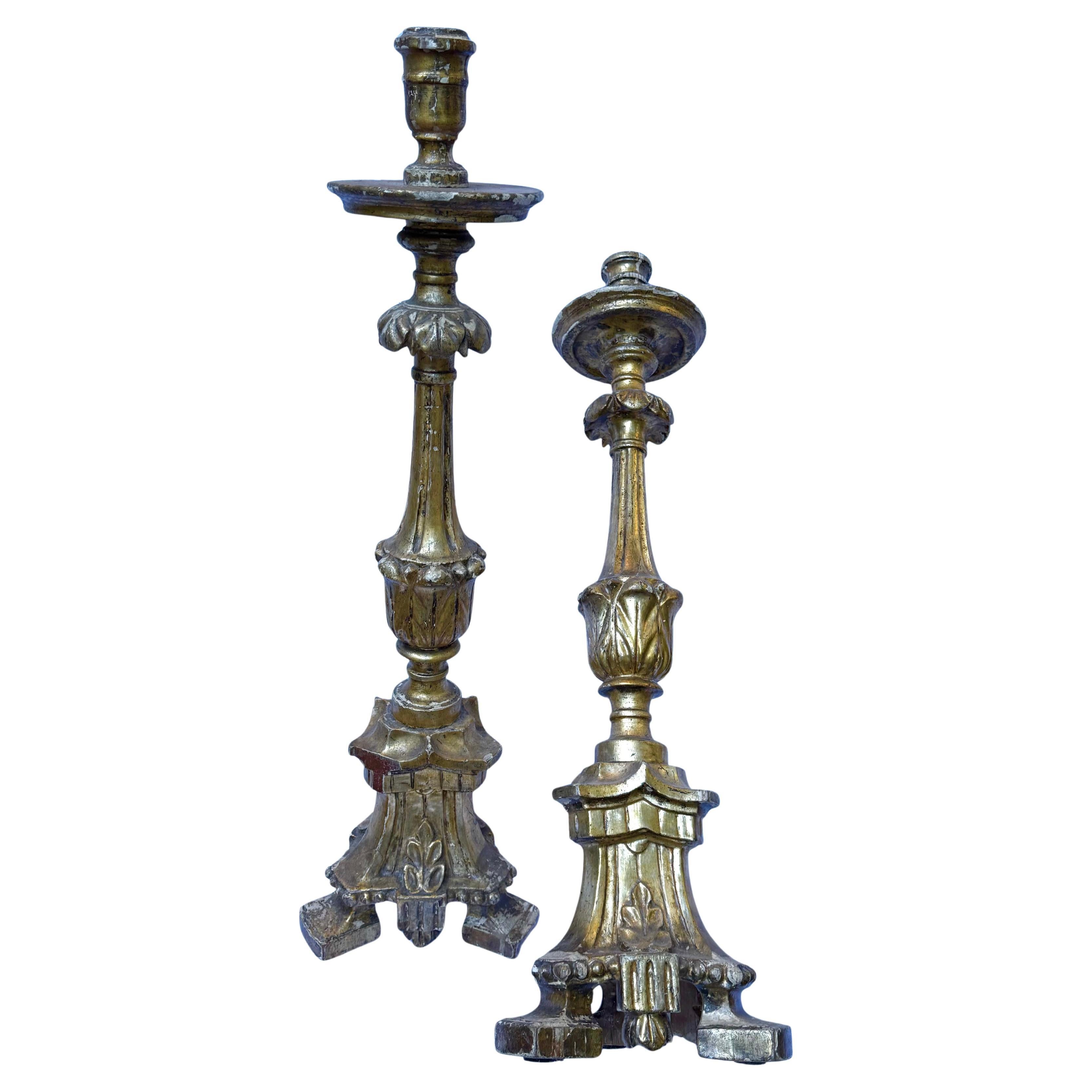 Italiano Imponente coppia di candelieri da altare in legno dorato italiano - XIX secolo in vendita