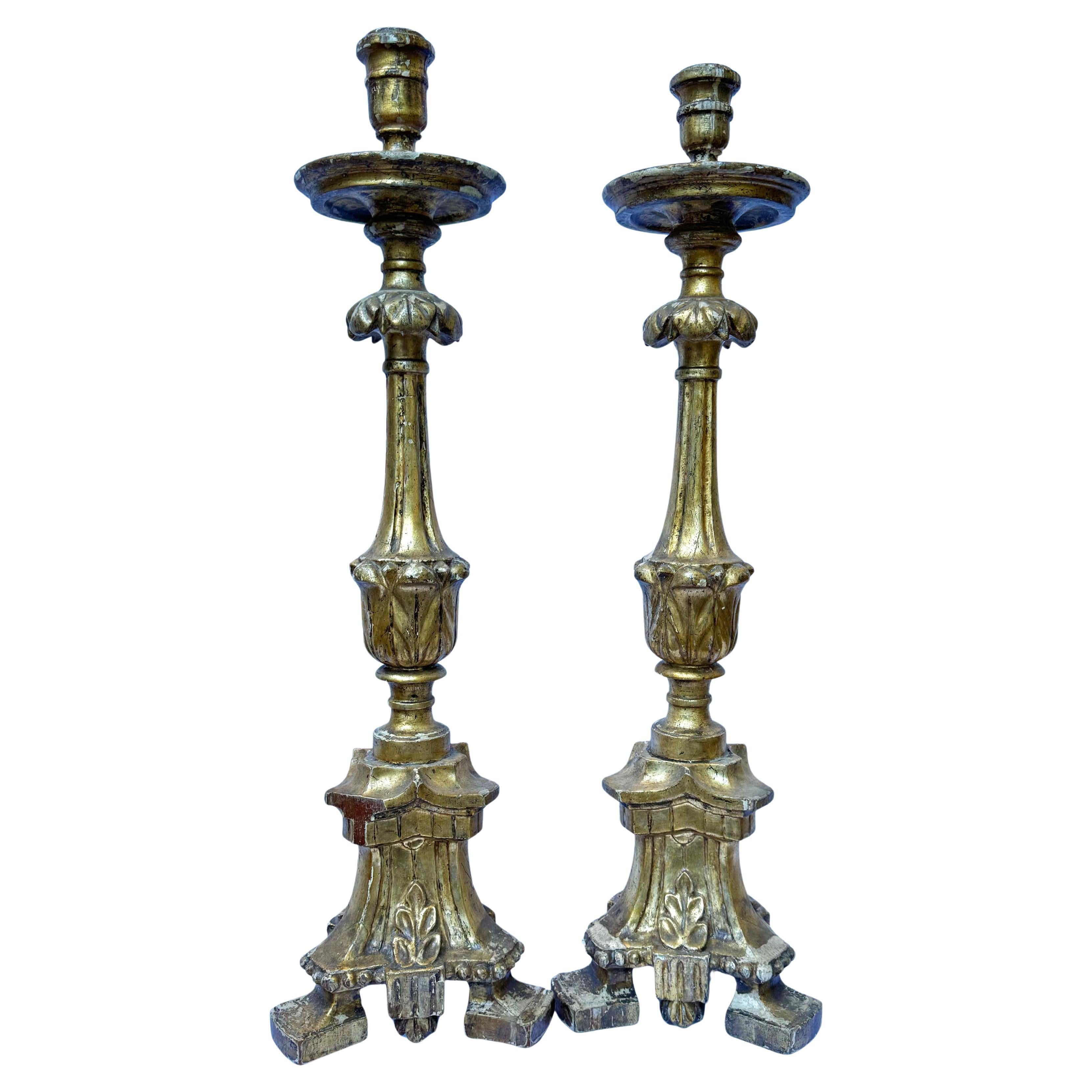 Neobarocco Imponente coppia di candelieri da altare in legno dorato italiano - XIX secolo in vendita