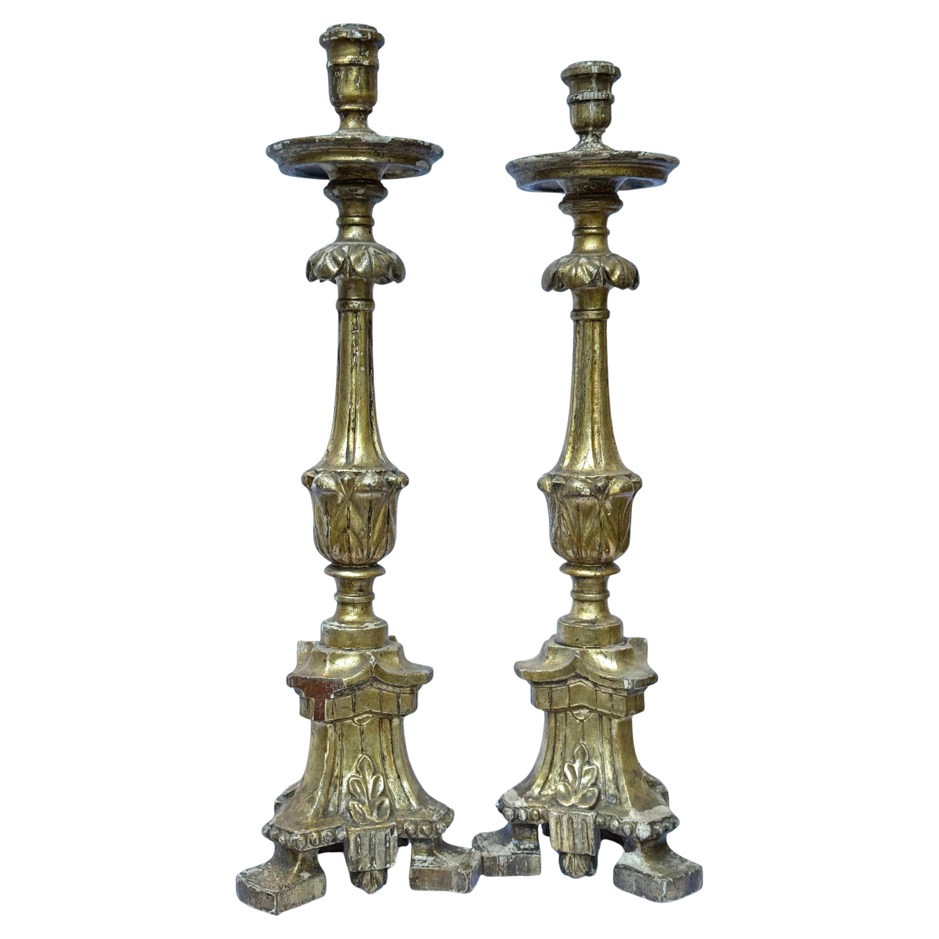 Imponente coppia di candelieri da altare in legno dorato italiano - XIX secolo in vendita