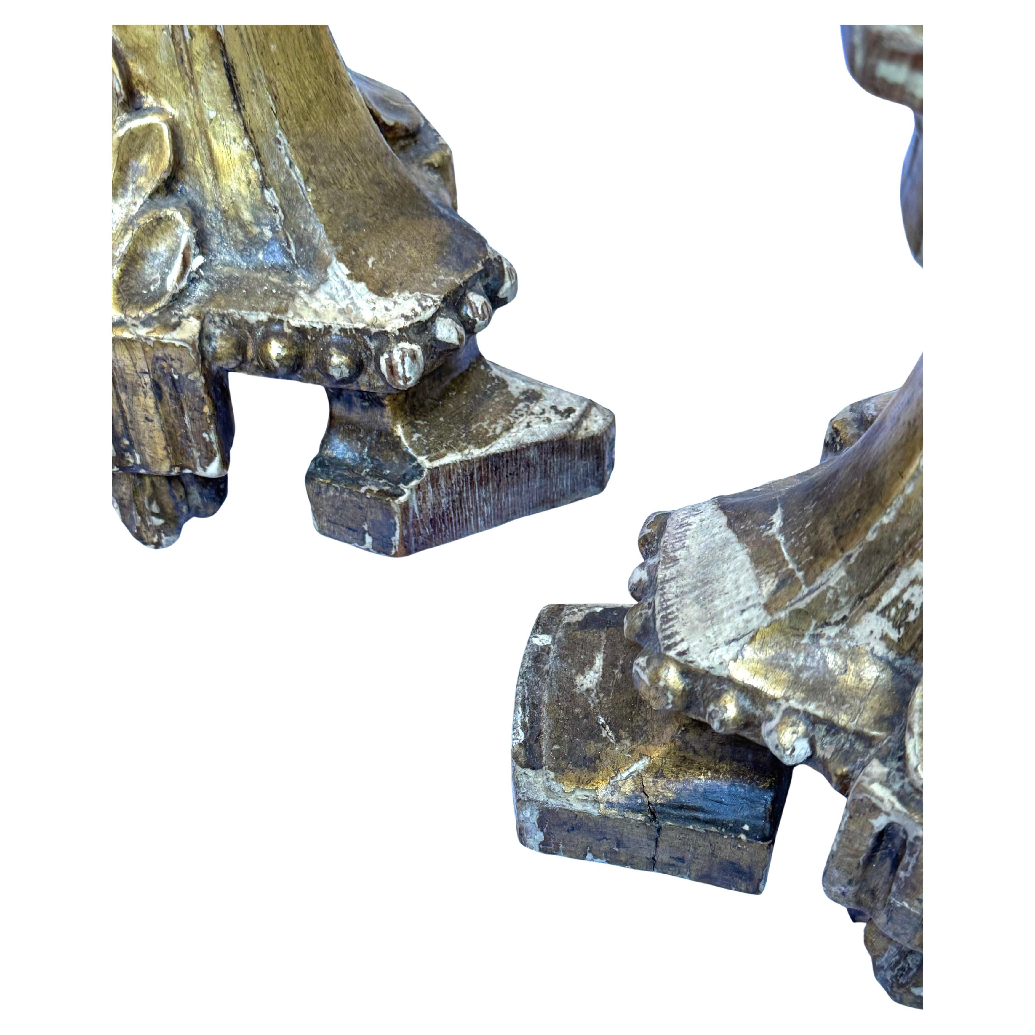 Inizio XIX secolo Imponente coppia di candelieri da altare in legno dorato italiano - XIX secolo in vendita