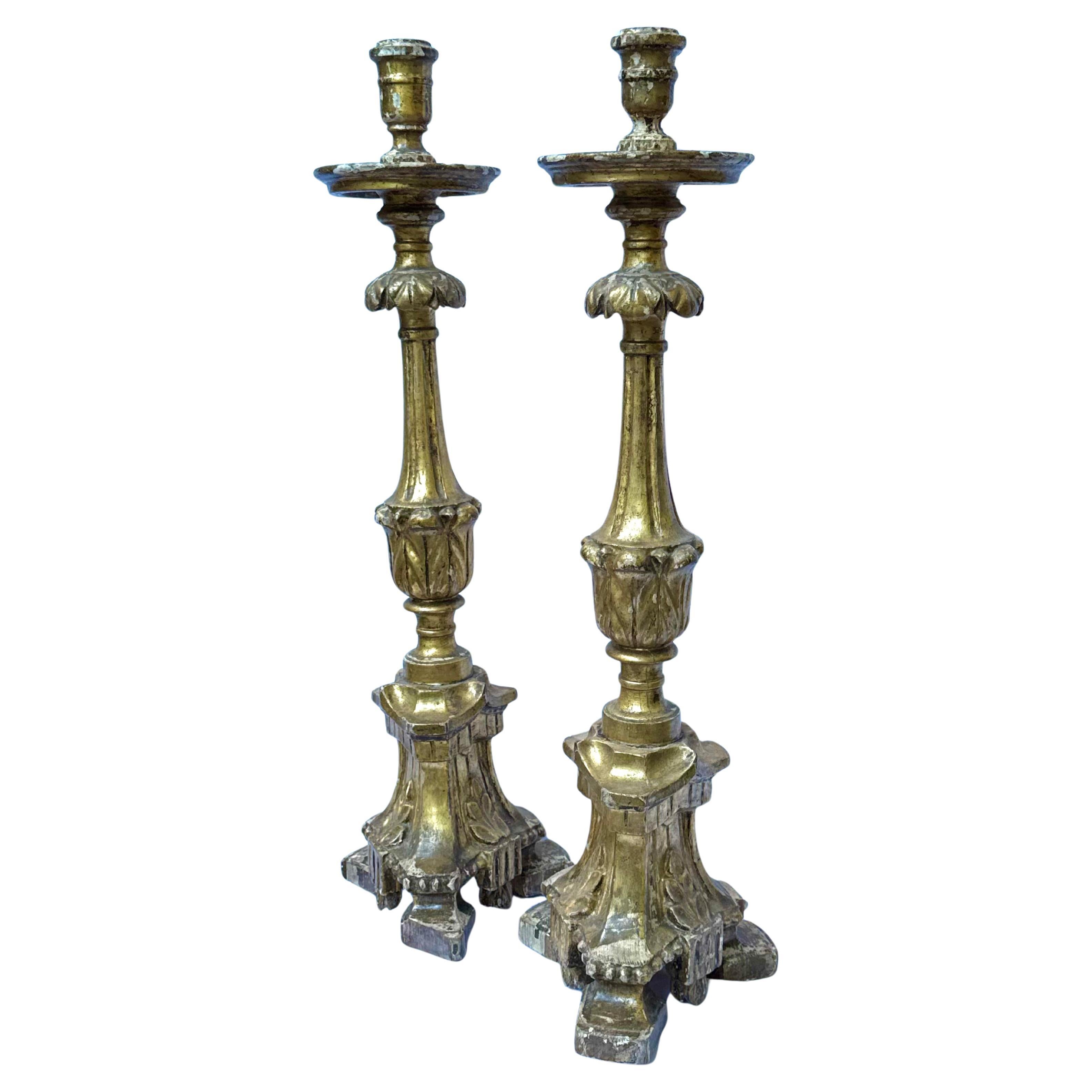 Imponente coppia di candelieri da altare in legno dorato italiano - XIX secolo
Questa straordinaria coppia di candelieri ecclesiastici proviene dall'Italia e risale alla metà del XIX secolo. Con un'altezza di 78 cm, è probabile che siano stati