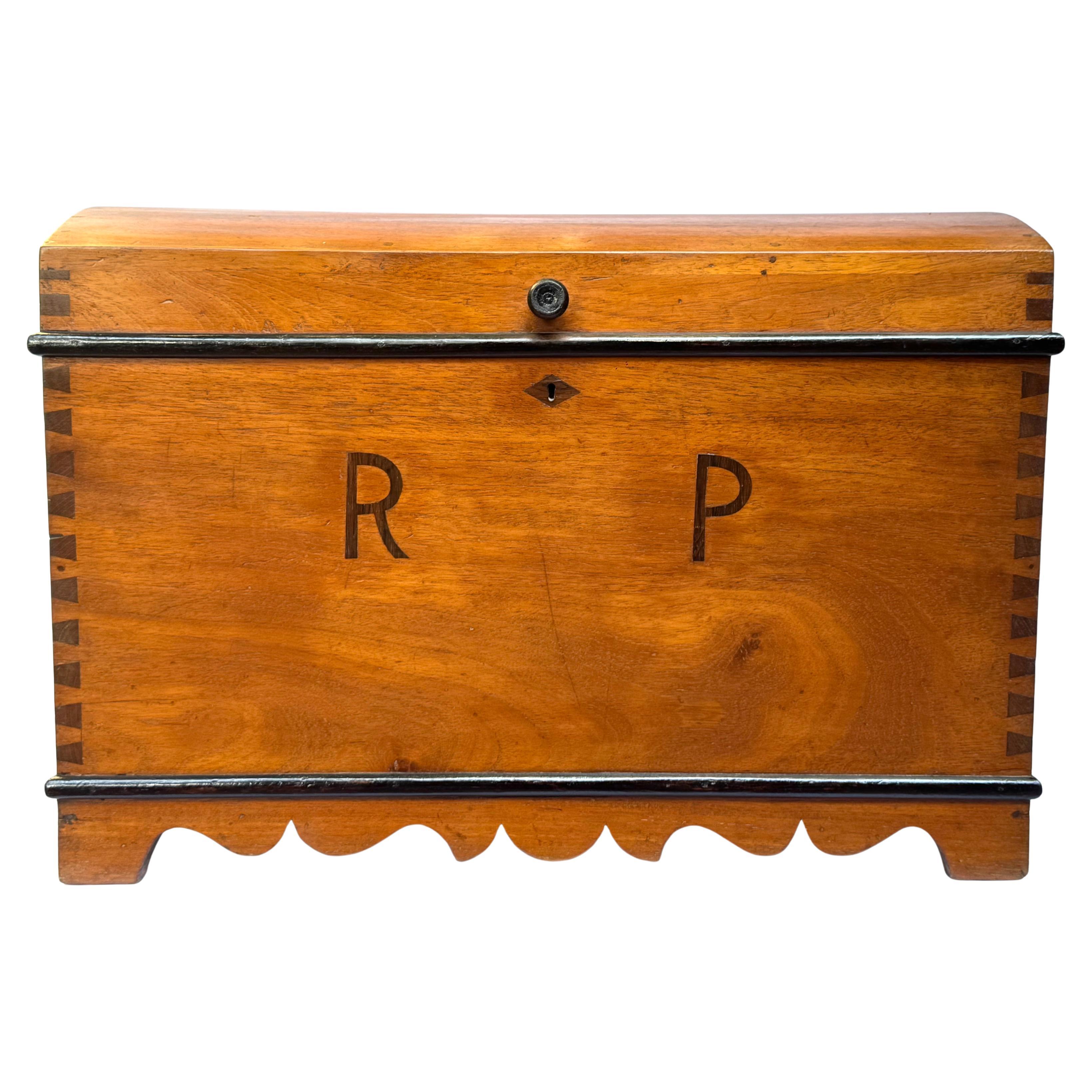 Un raffinato cassettone tedesco-brasiliano di fine Ottocento/inizio Novecento a Peroba do Campo in vendita