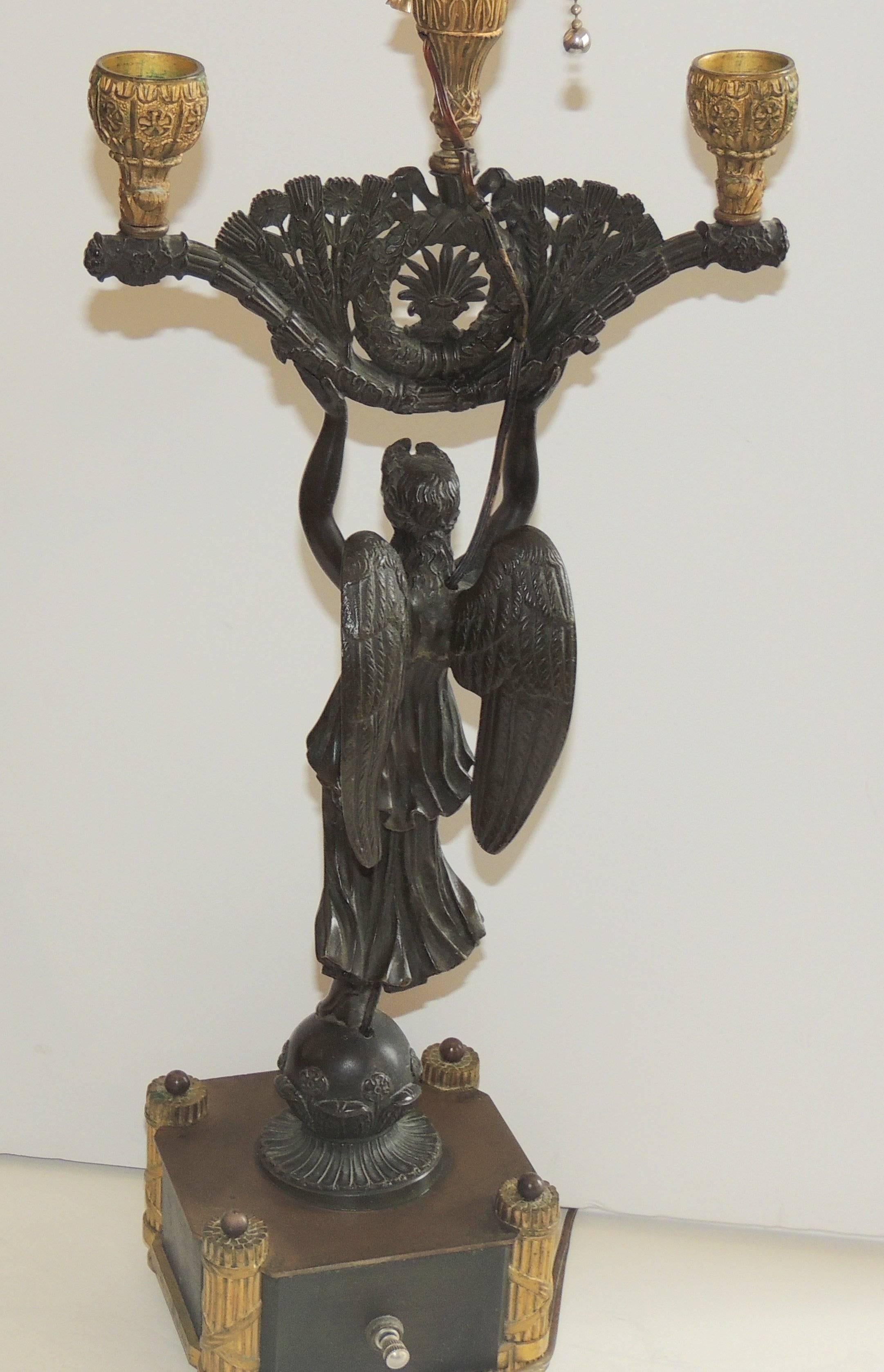 Wonderful French Empire Neoclassical Figural Gilt Patinated Bronze Regency Lamp In Good Condition In Roslyn, NY