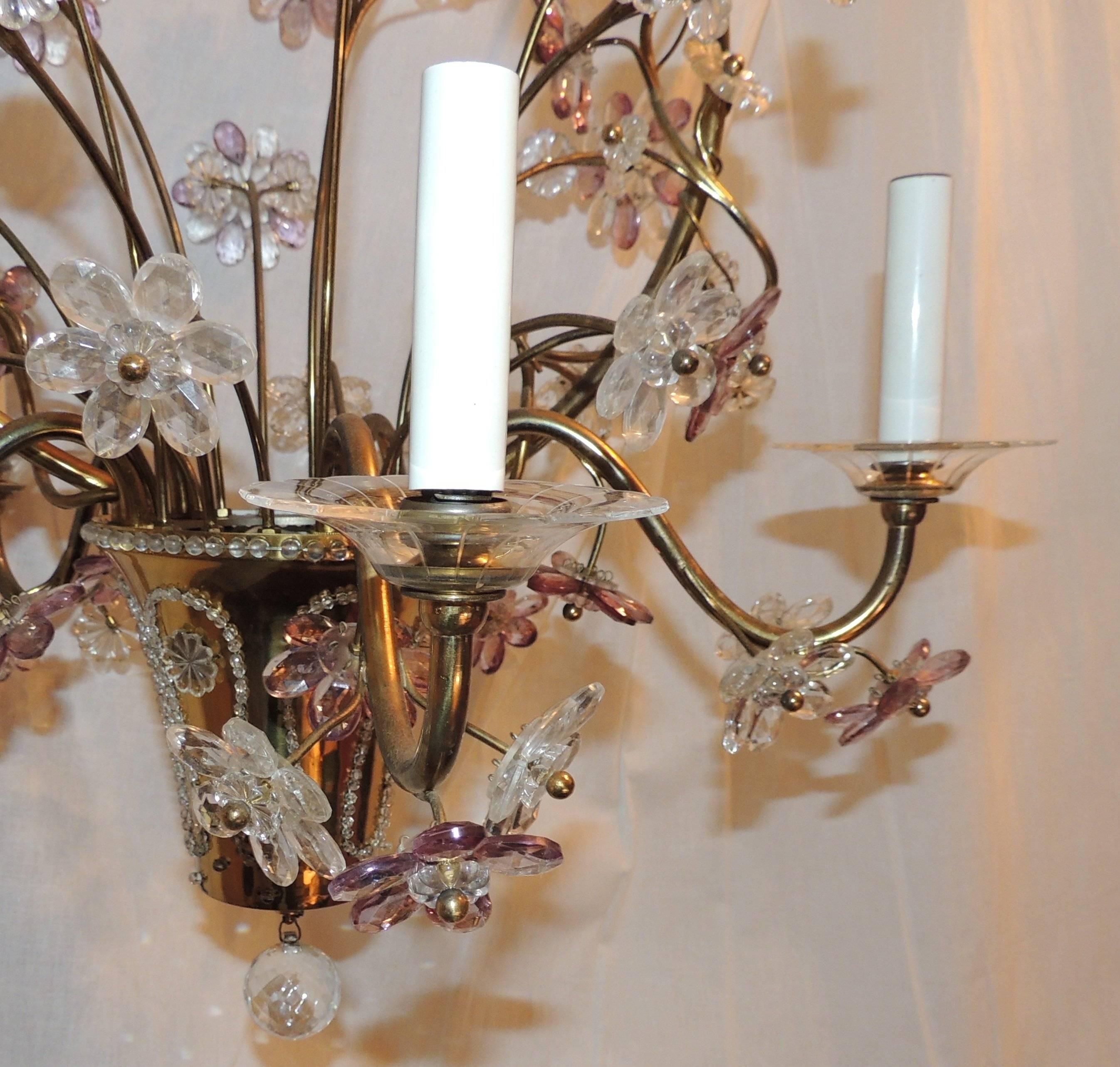 italien Magnifique lustre en bronze doré avec panier de perles, améthyste et fleurs en cristal en vente