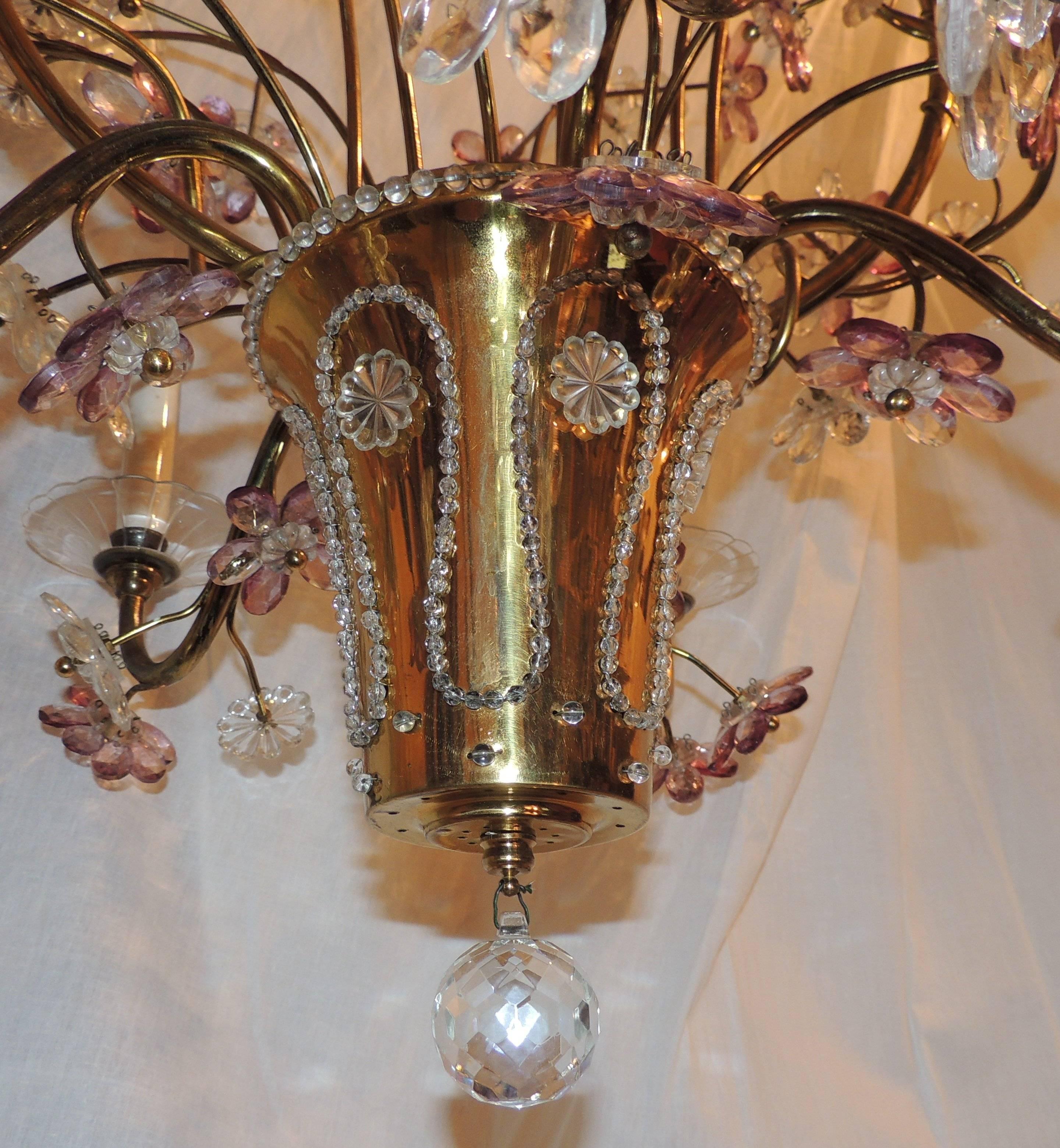 Milieu du XXe siècle Magnifique lustre en bronze doré avec panier de perles, améthyste et fleurs en cristal en vente