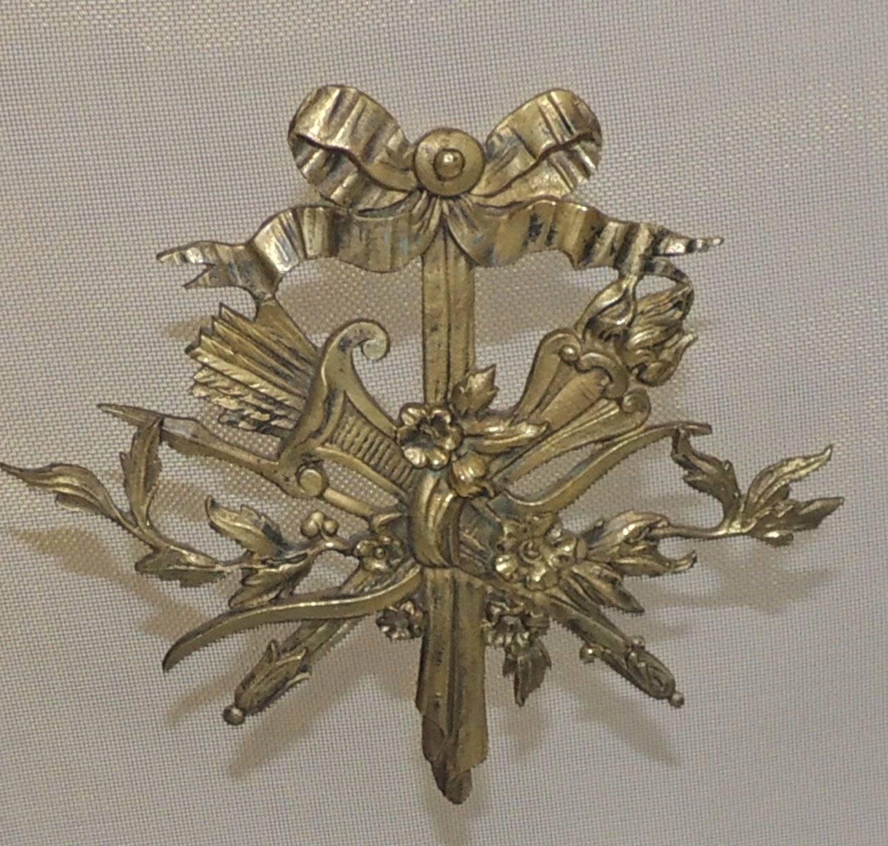 Vergoldeter französischer Kaminschirm aus Bronze, Filigran und Schleifen, Kaminschirm  im Zustand „Gut“ im Angebot in Roslyn, NY