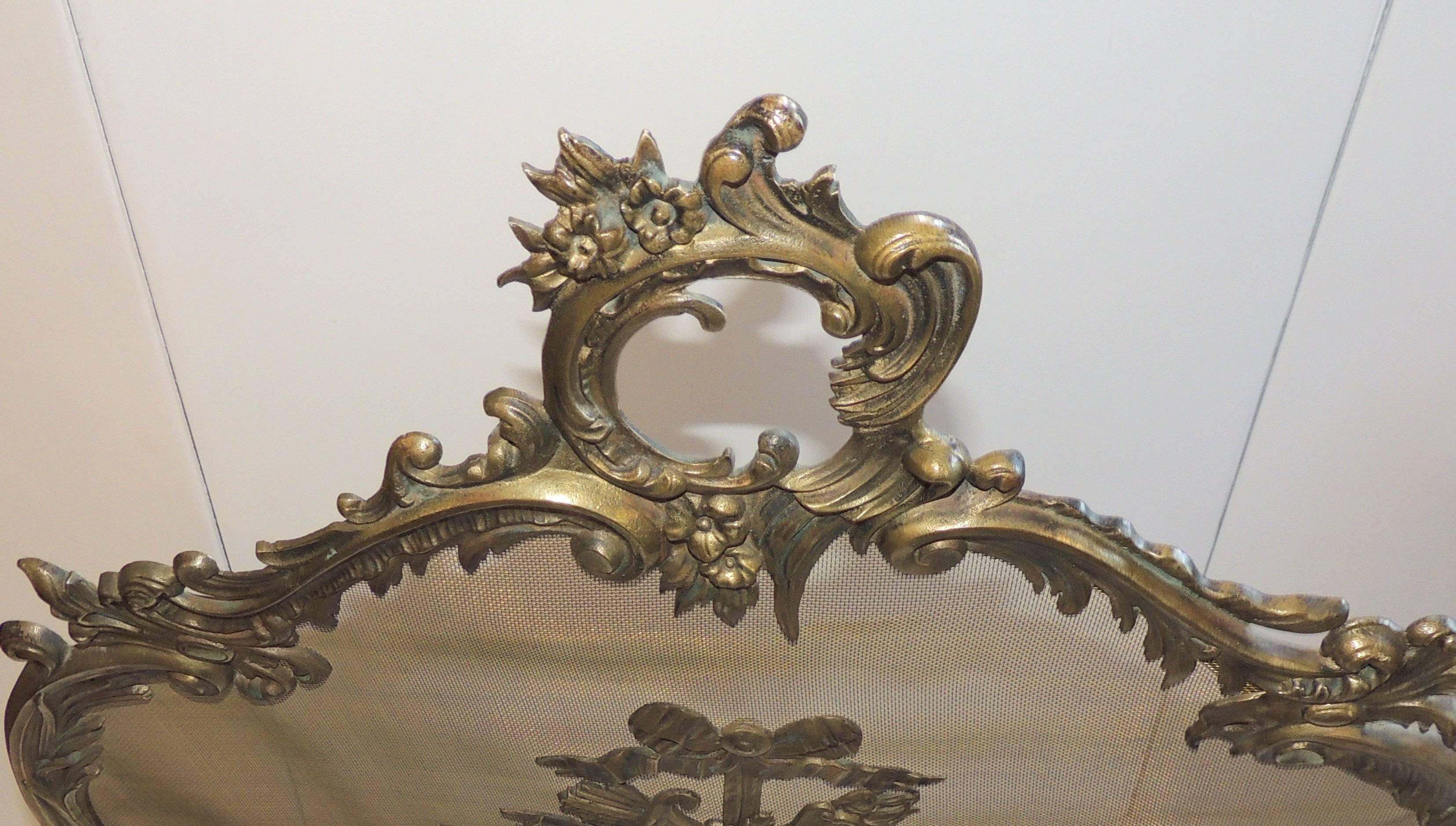 Vergoldeter französischer Kaminschirm aus Bronze, Filigran und Schleifen, Kaminschirm  (Französisch) im Angebot