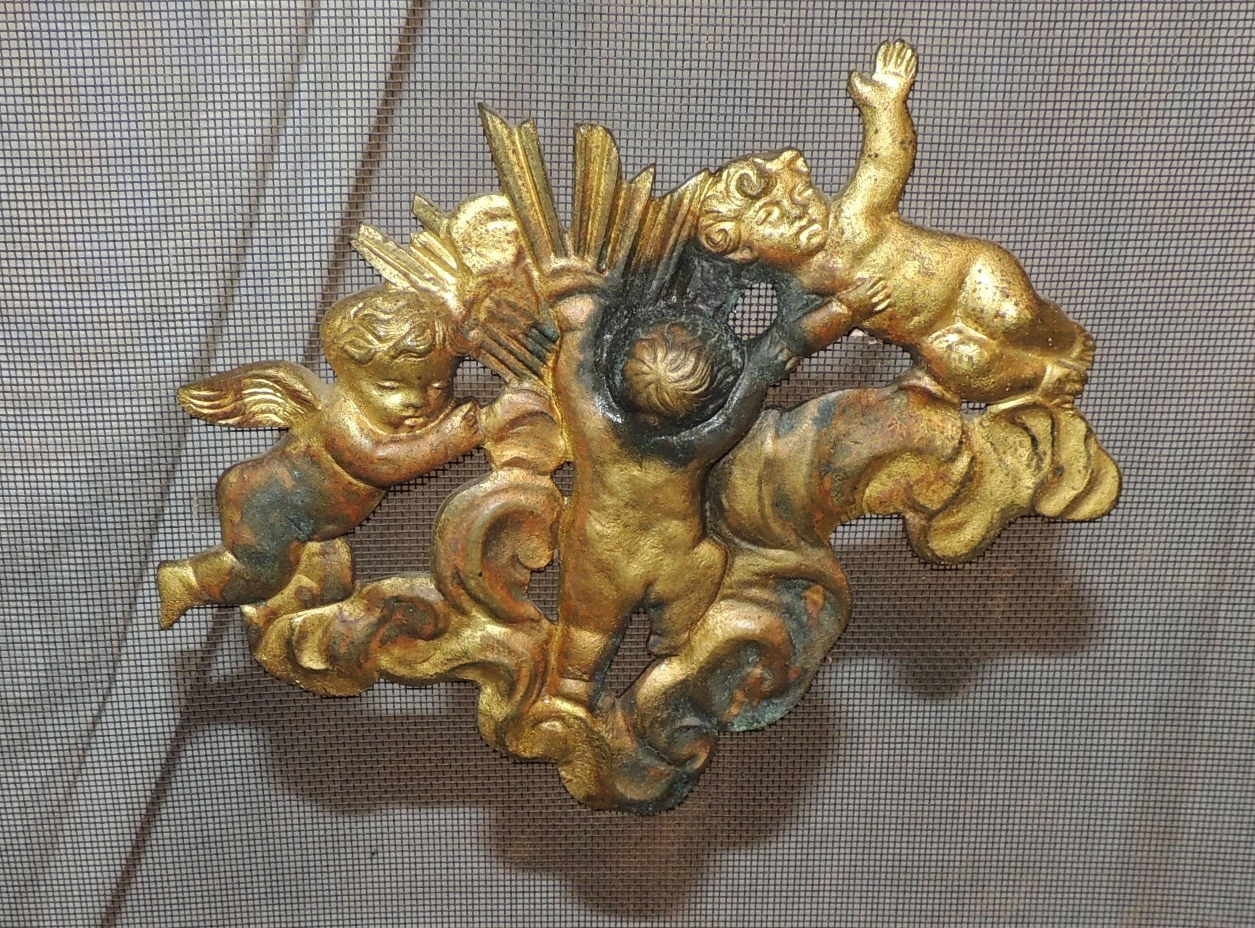 Wonderful French Gilt Doré Bronze Fire Place Screen Trion Of Cherubs Firescreen In Good Condition In Roslyn, NY