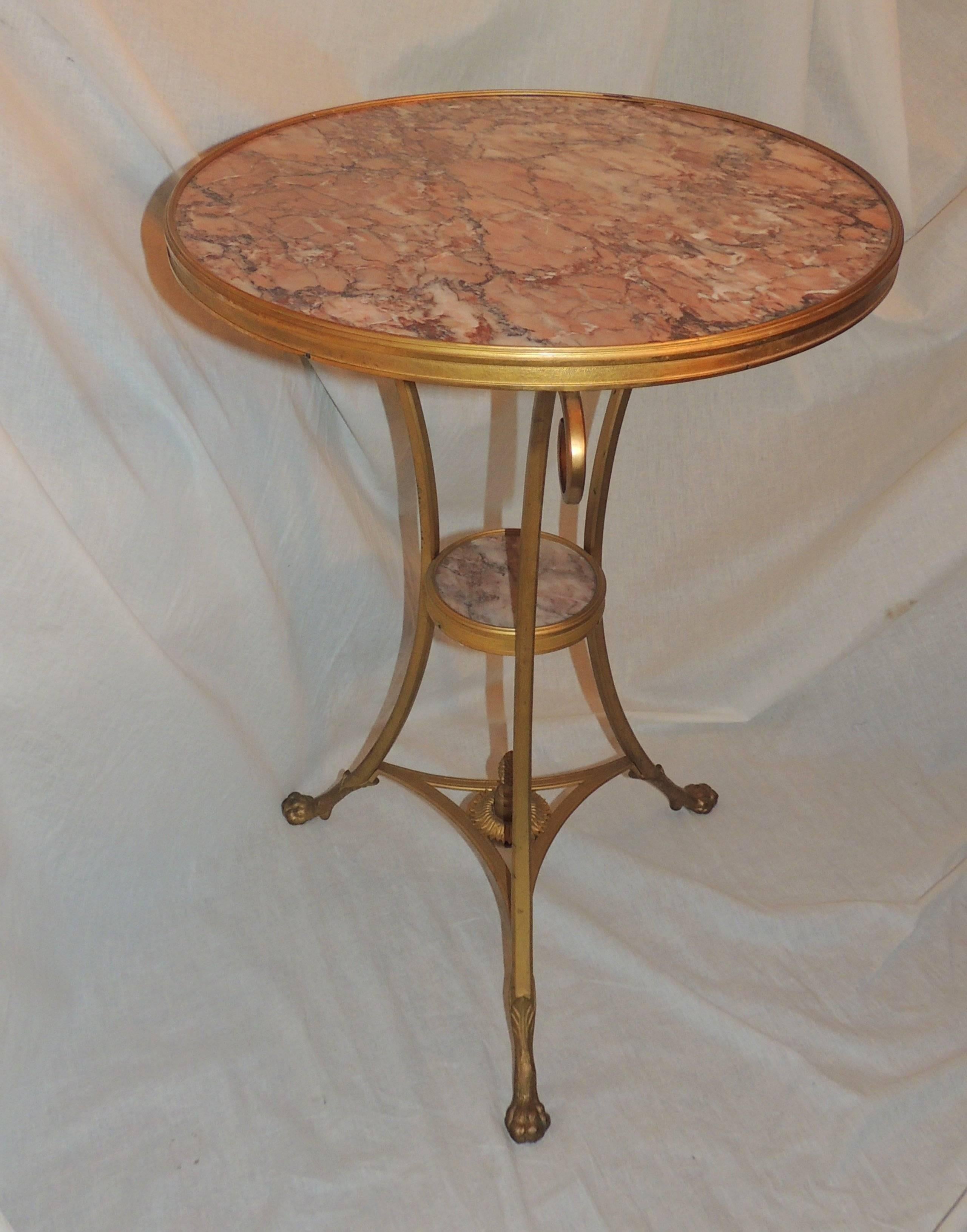 Milieu du XXe siècle Merveilleuse table néoclassique en bronze doré et marbre rouge Louis XV1 Gueridon en vente