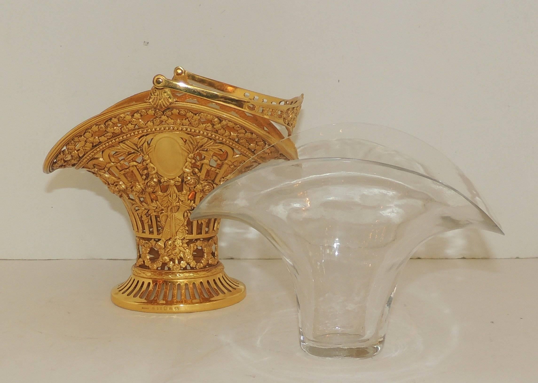 Belle Époque Merveilleux panier floral français percé et doré en bronze doré avec insert en verre et cristal en vente