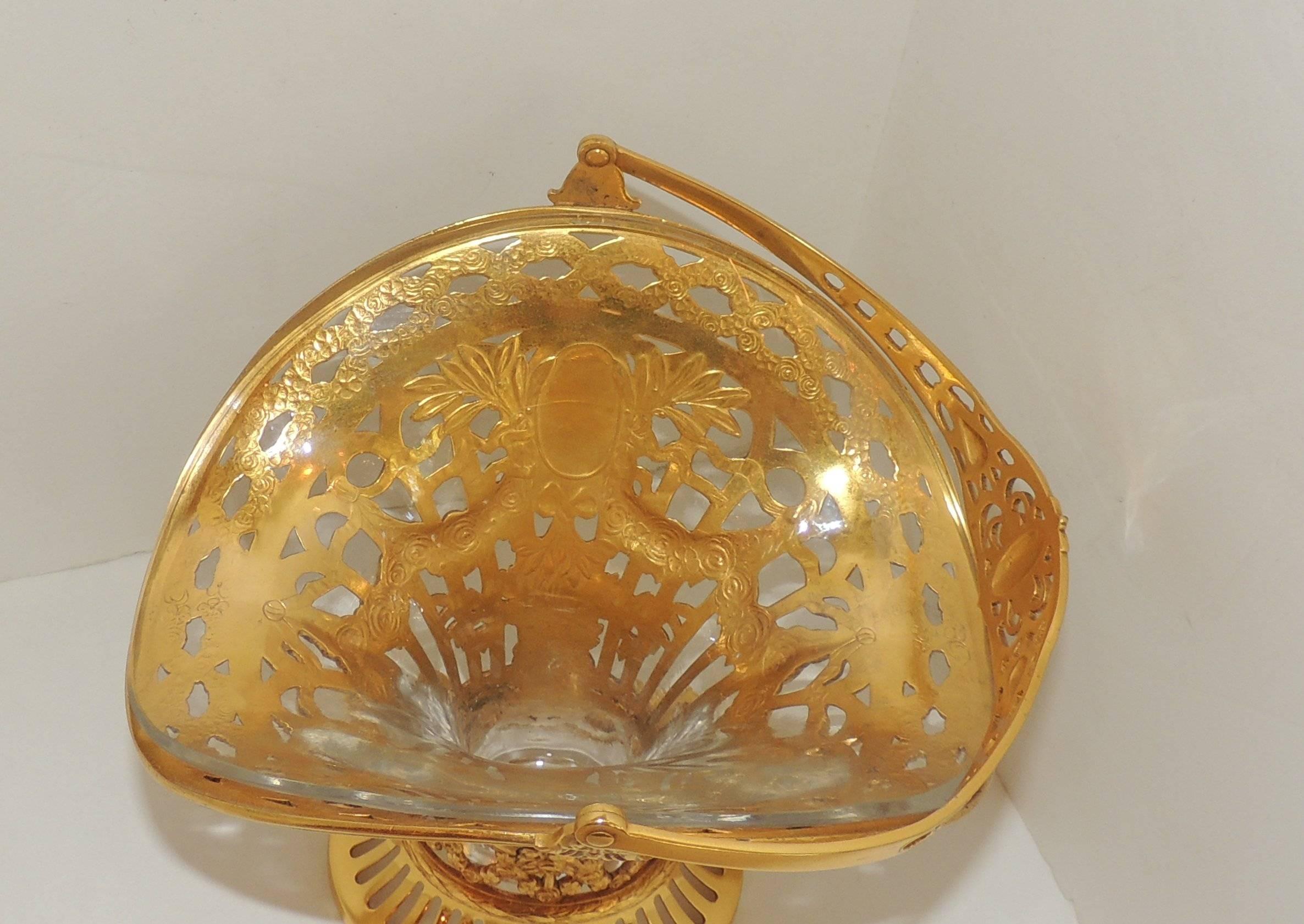 Merveilleux panier floral français percé et doré en bronze doré avec insert en verre et cristal Bon état - En vente à Roslyn, NY