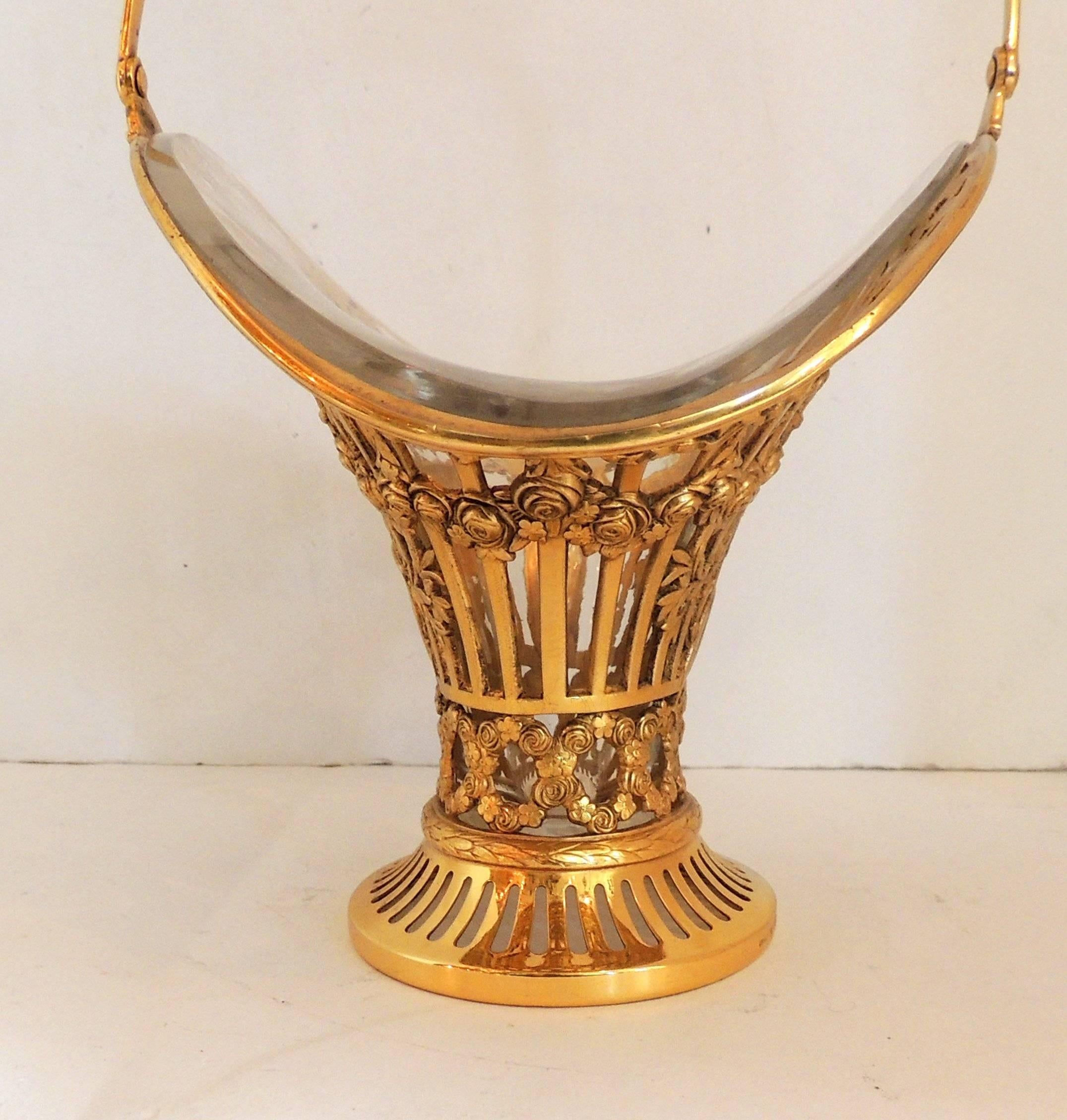 Bronze Merveilleux panier floral français percé et doré en bronze doré avec insert en verre et cristal en vente