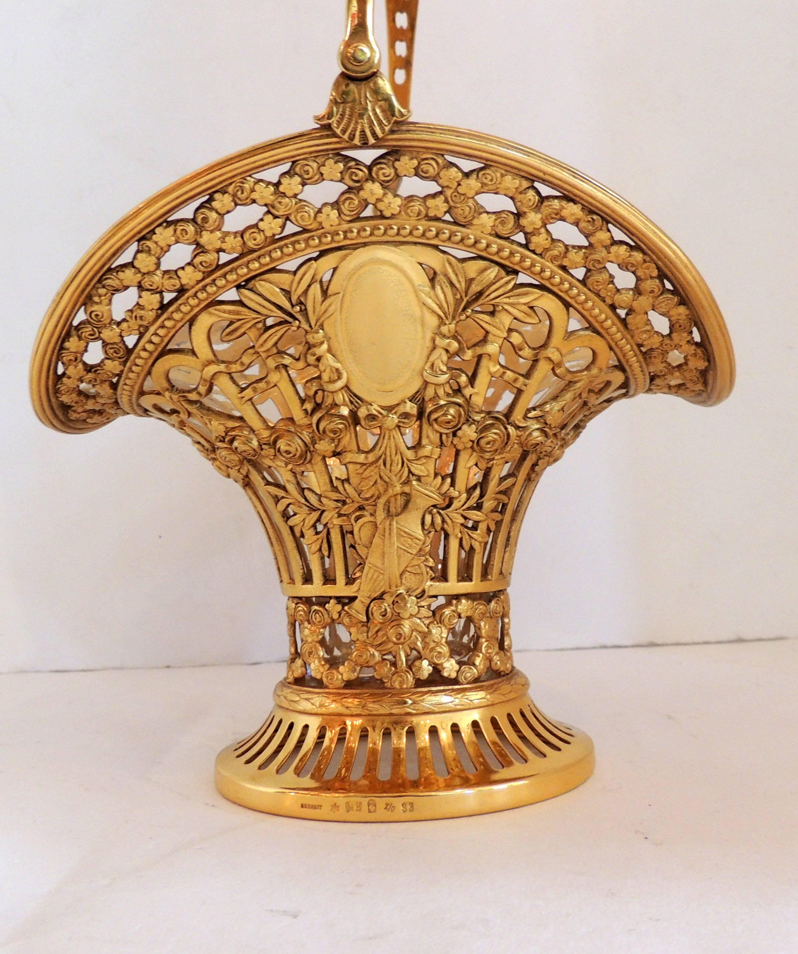 Merveilleux panier floral français percé et doré en bronze doré avec insert en verre et cristal en vente 1