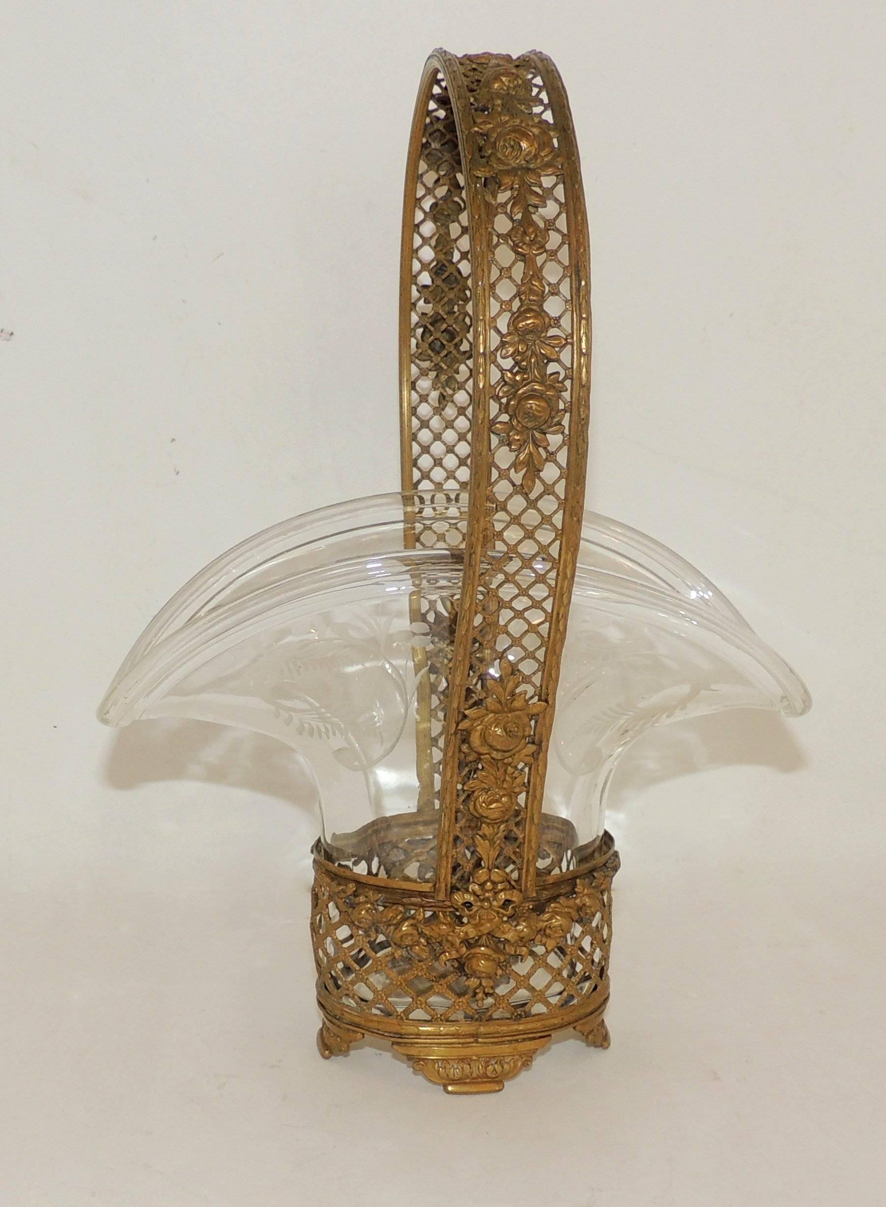 Merveilleux panier antique en bronze doré avec un motif de losanges en vannerie décoré de roses et de fleurs. L'insert en cristal a un bord épais plié le long du bord de la doublure et un joli motif gravé de volutes et de fleurs. Parfait pour le