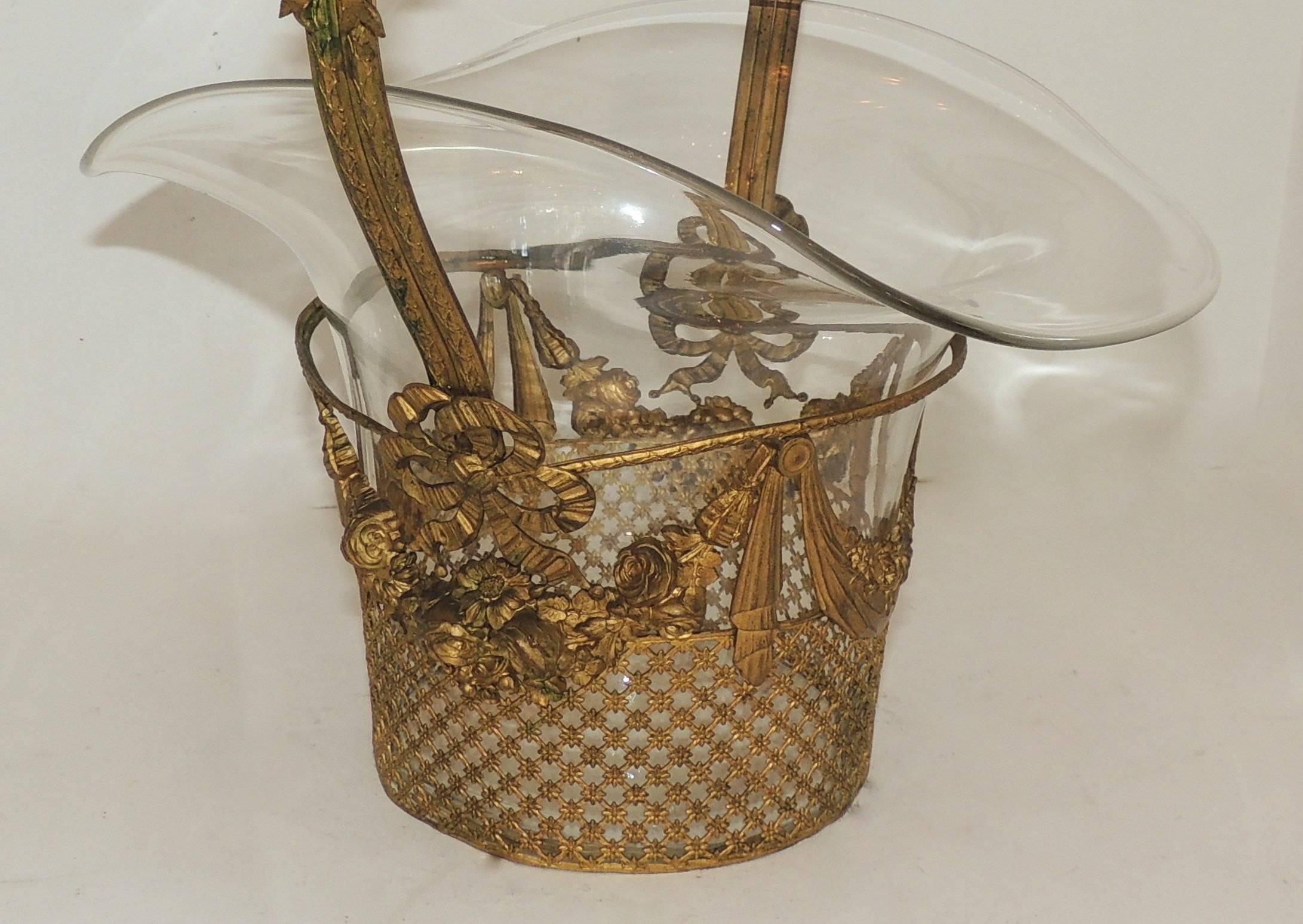 Wunderschöner französischer Tafelaufsatz aus vergoldeter Bronze mit durchbrochenen Glas-Kristall-Korbschleifen (Mitte des 20. Jahrhunderts) im Angebot