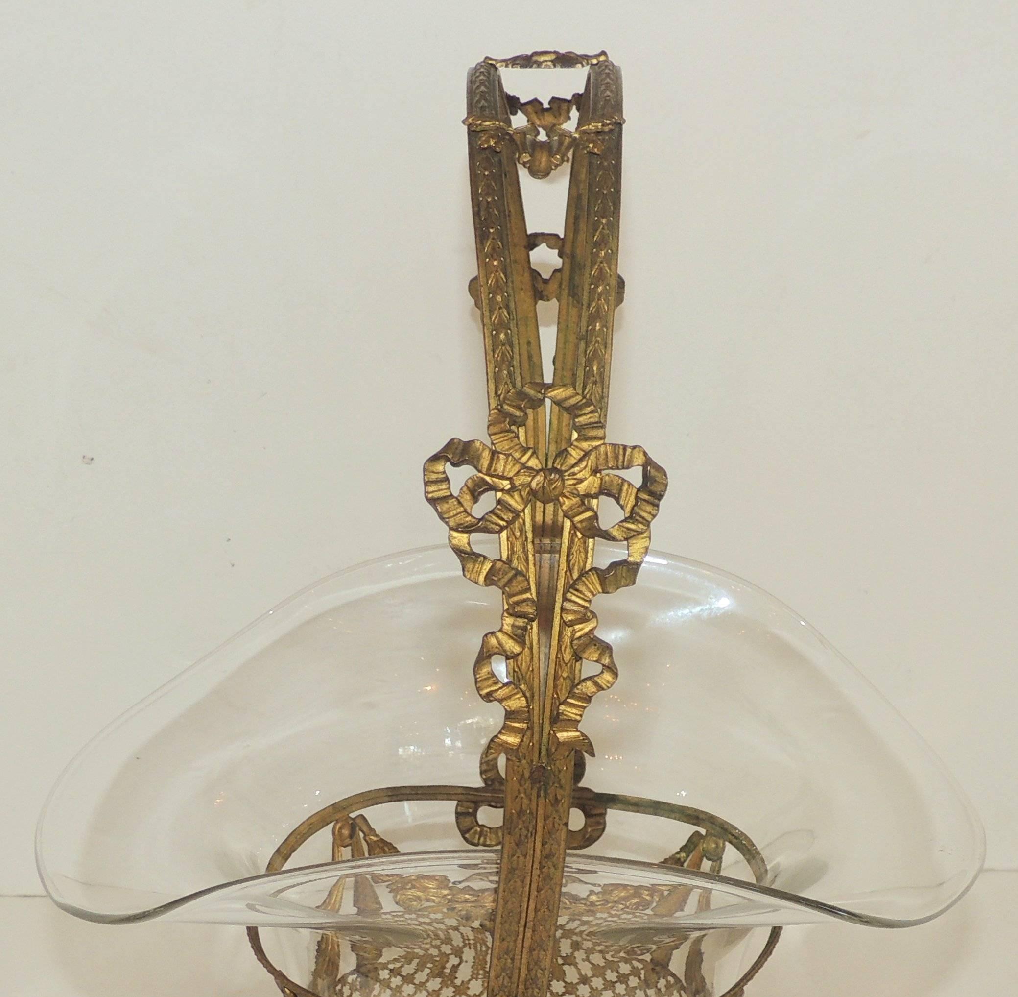 Wunderschöner französischer Tafelaufsatz aus vergoldeter Bronze mit durchbrochenen Glas-Kristall-Korbschleifen (Vergoldet) im Angebot