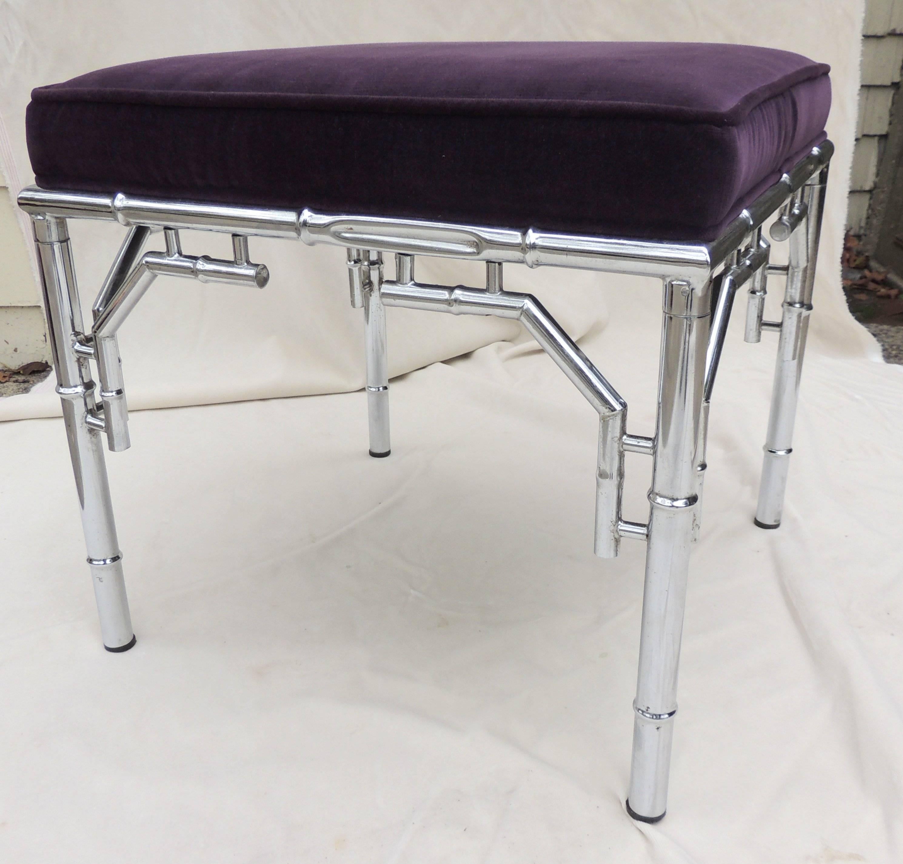 Ce tabouret chromé/nickelé avec un dessus en tissu de velours violet au design chinoiserie en bambou est très polyvalent et peut être utilisé dans n'importe quel environnement. 

Vendu séparément

Mesures : 19