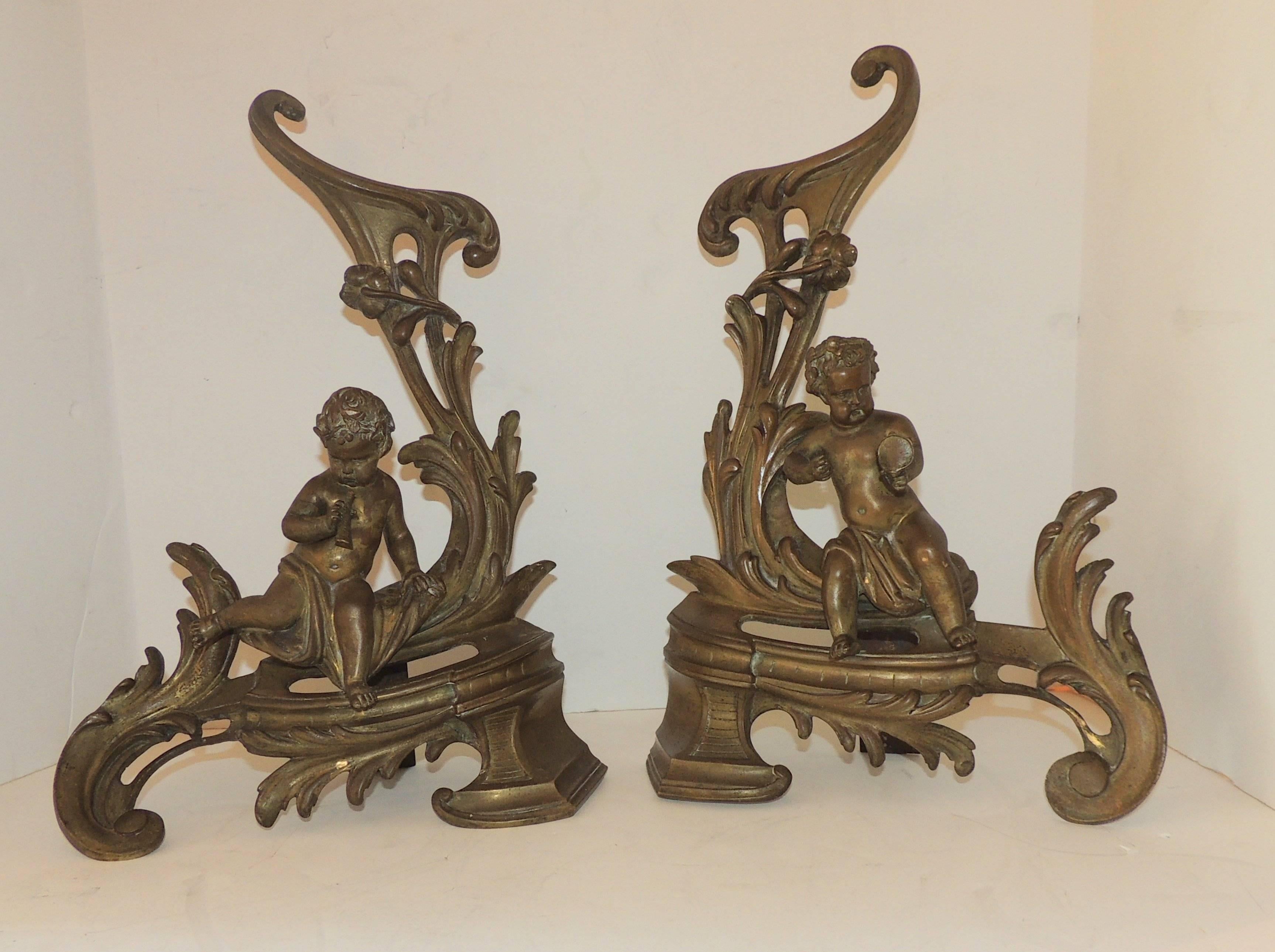 Splendidi putti francesi in bronzo dorato per caminetto con dettagli in filigrana.

Misure: 15