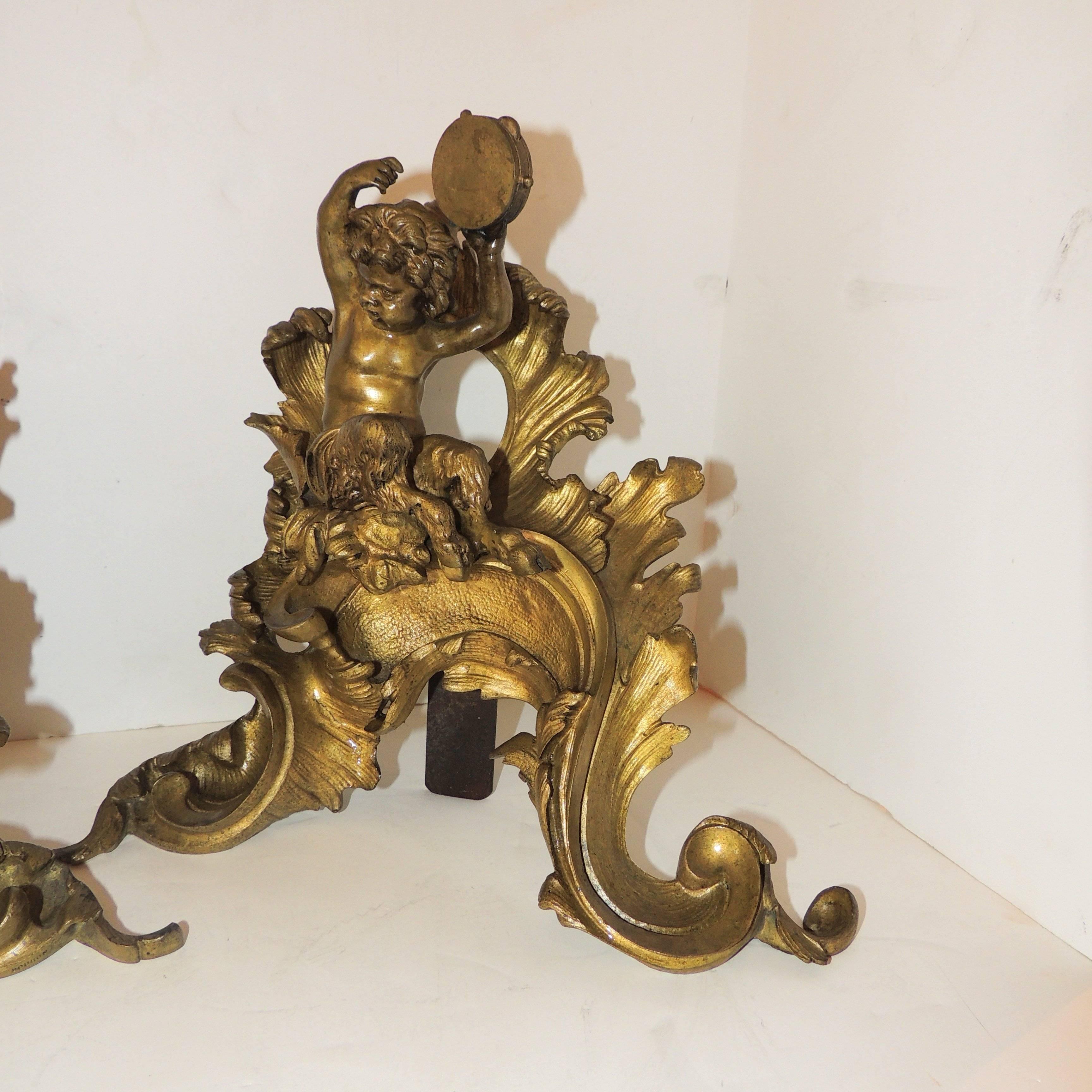 Belle Époque Merveilleux chenets de cheminée français en bronze doré représentant des chérubins et des putti pour cheminée en vente