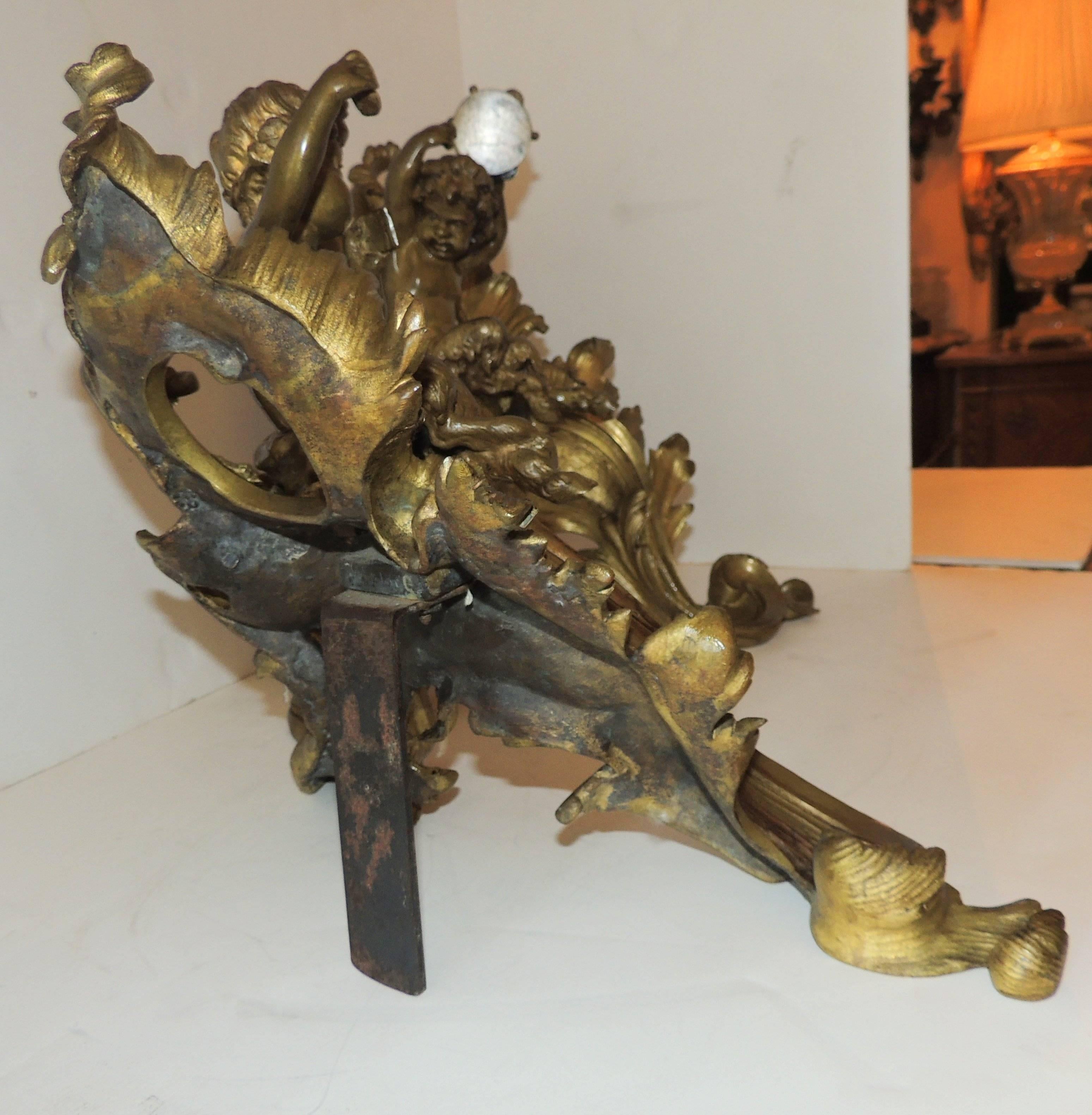 Französische Chenets-Kamin-Feuerböcke aus vergoldeter Bronze mit Cherub-Putti (Vergoldet) im Angebot