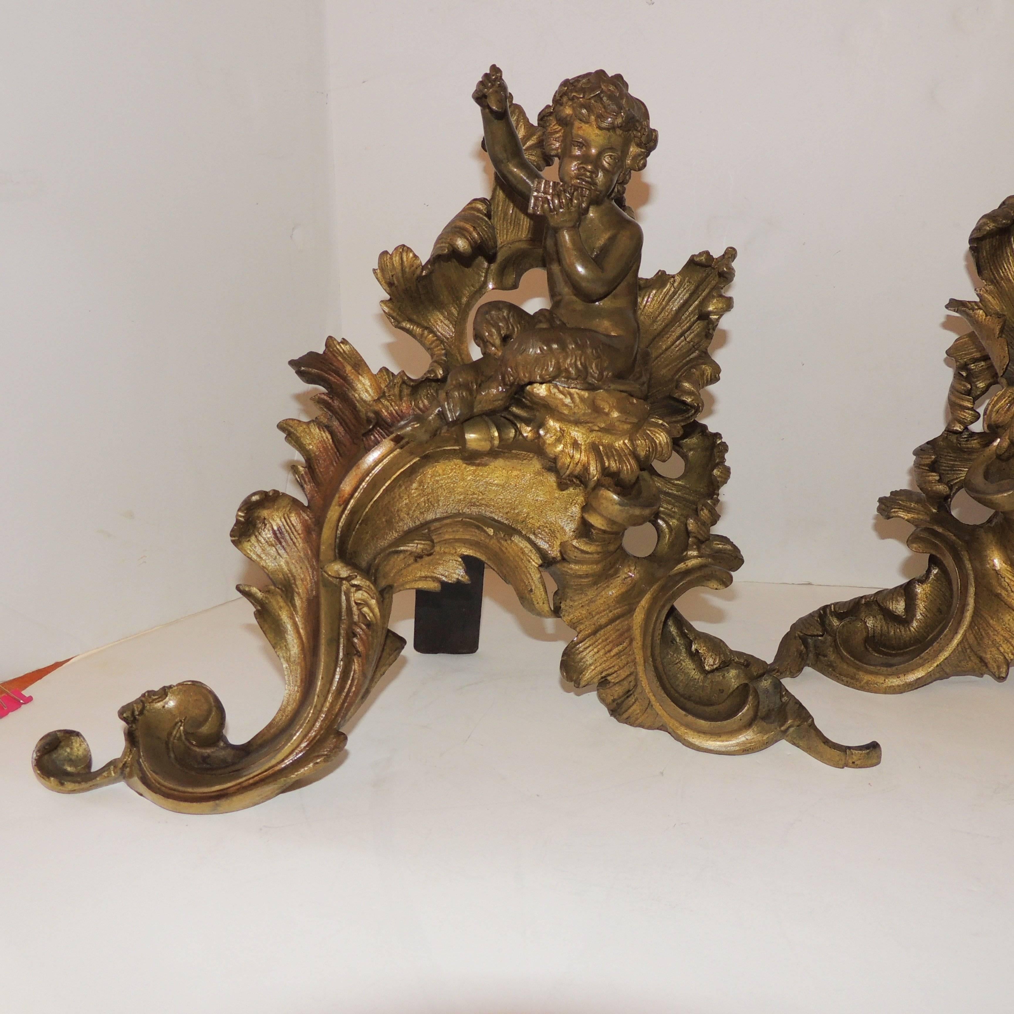 Début du 20ème siècle Merveilleux chenets de cheminée français en bronze doré représentant des chérubins et des putti pour cheminée en vente