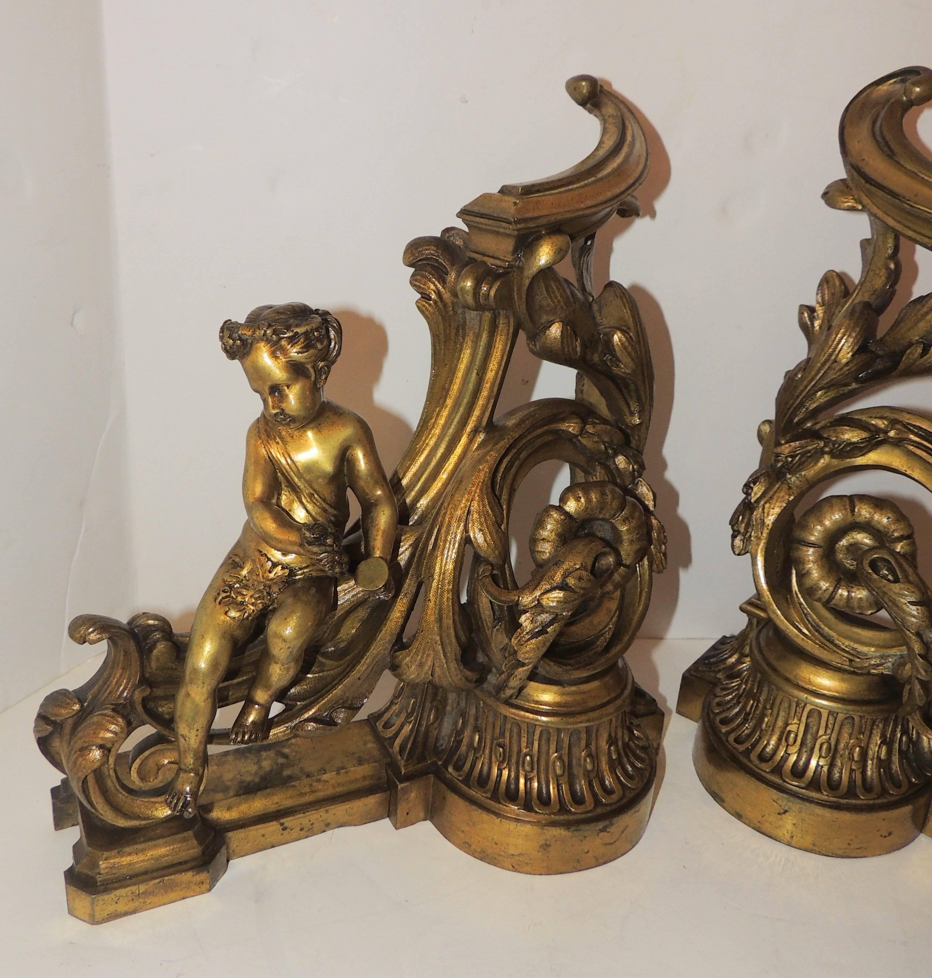 Belle Époque Merveilleux chenets de cheminée français en bronze doré représentant des chérubins et des putti pour cheminée en vente