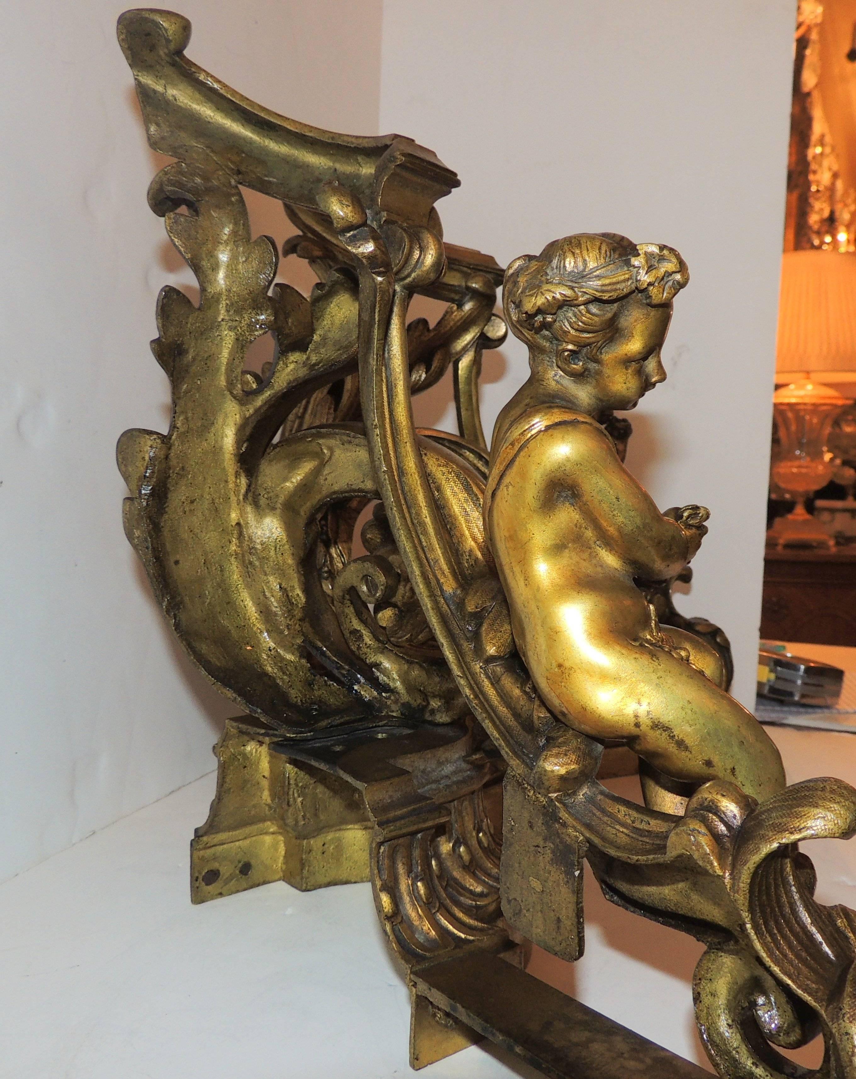 Début du 20ème siècle Merveilleux chenets de cheminée français en bronze doré représentant des chérubins et des putti pour cheminée en vente