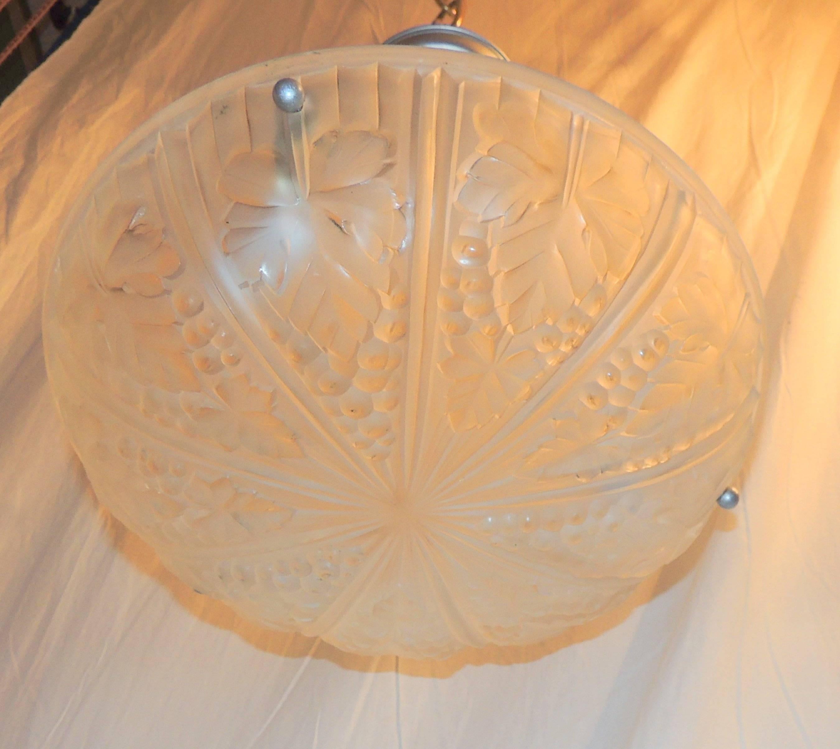 Dreiflammige französische Art-Déco-Kronleuchter-Leuchte aus mattiertem Silber und Milchglas (Französisch) im Angebot
