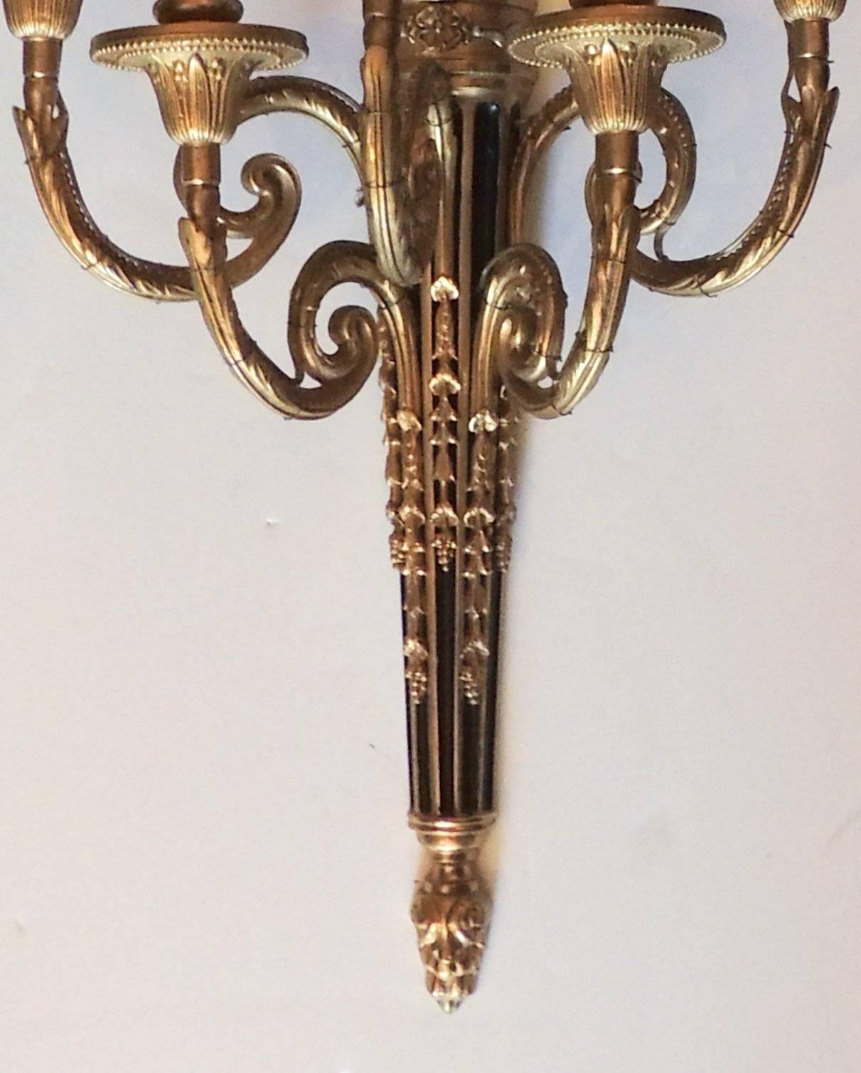 Wonderful Neoclassical Dore Bronze Patinated Five-Arm Urn Top Regency Sconce For Sale 1