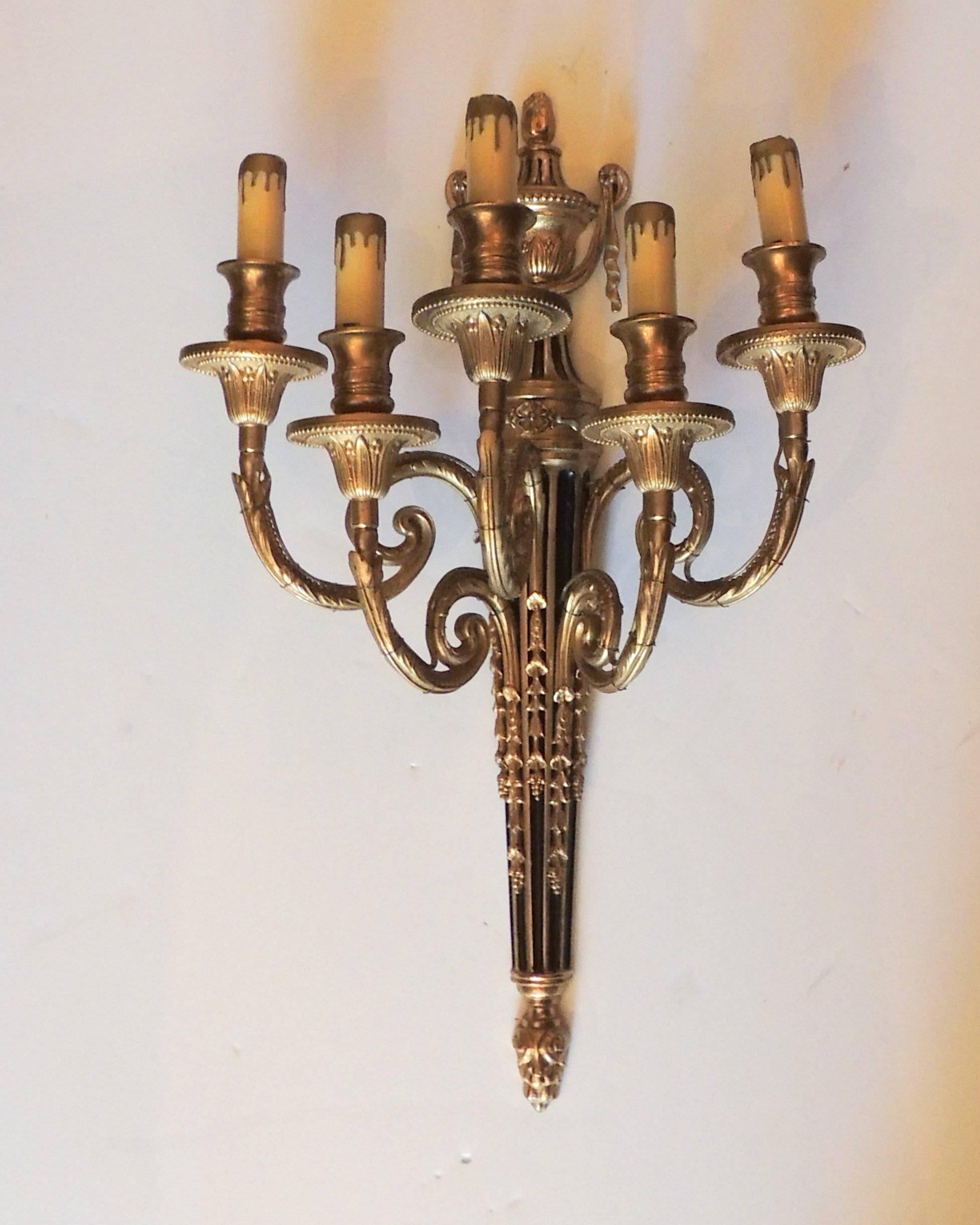 This wonderful five-arm neoclassical doré bronze sconce has patinated details along the interior, beautiful scroll arms, and detailed bobeches.

Measures: 20" H x 12" W x 7" D.