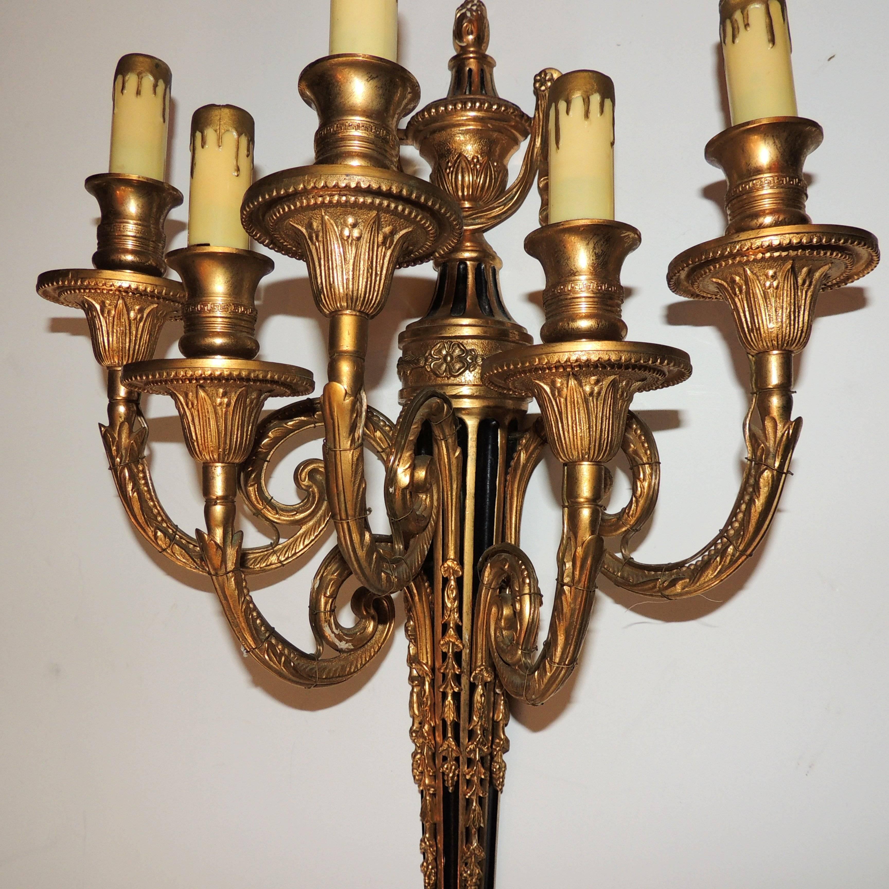 Wonderful Neoclassical Dore Bronze Patinated Five-Arm Urn Top Regency Sconce In Good Condition For Sale In Roslyn, NY