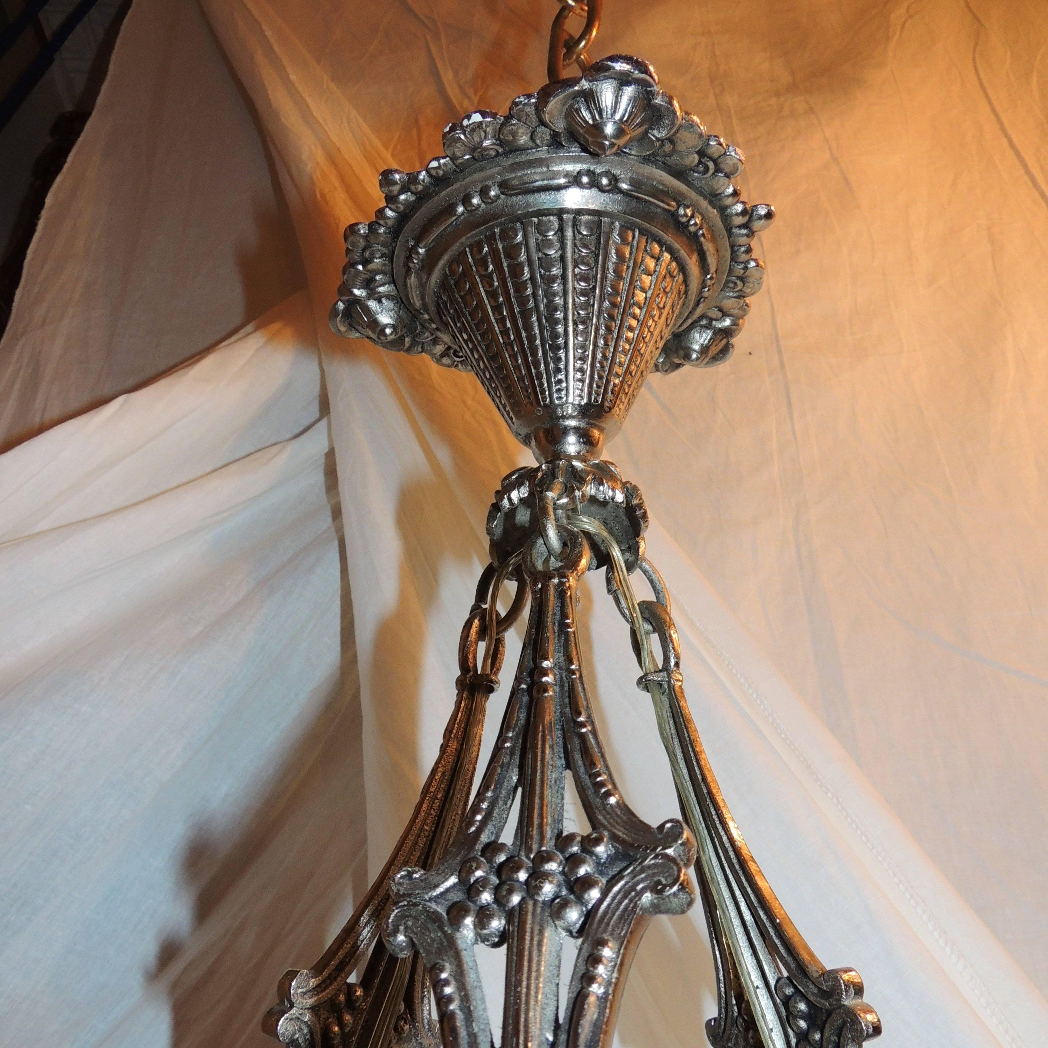 Wunderschöne signierte französische Sabino-Kronleuchter-Leuchte aus opalisierendem Kunstglas im Art déco-Stil (Französisch) im Angebot