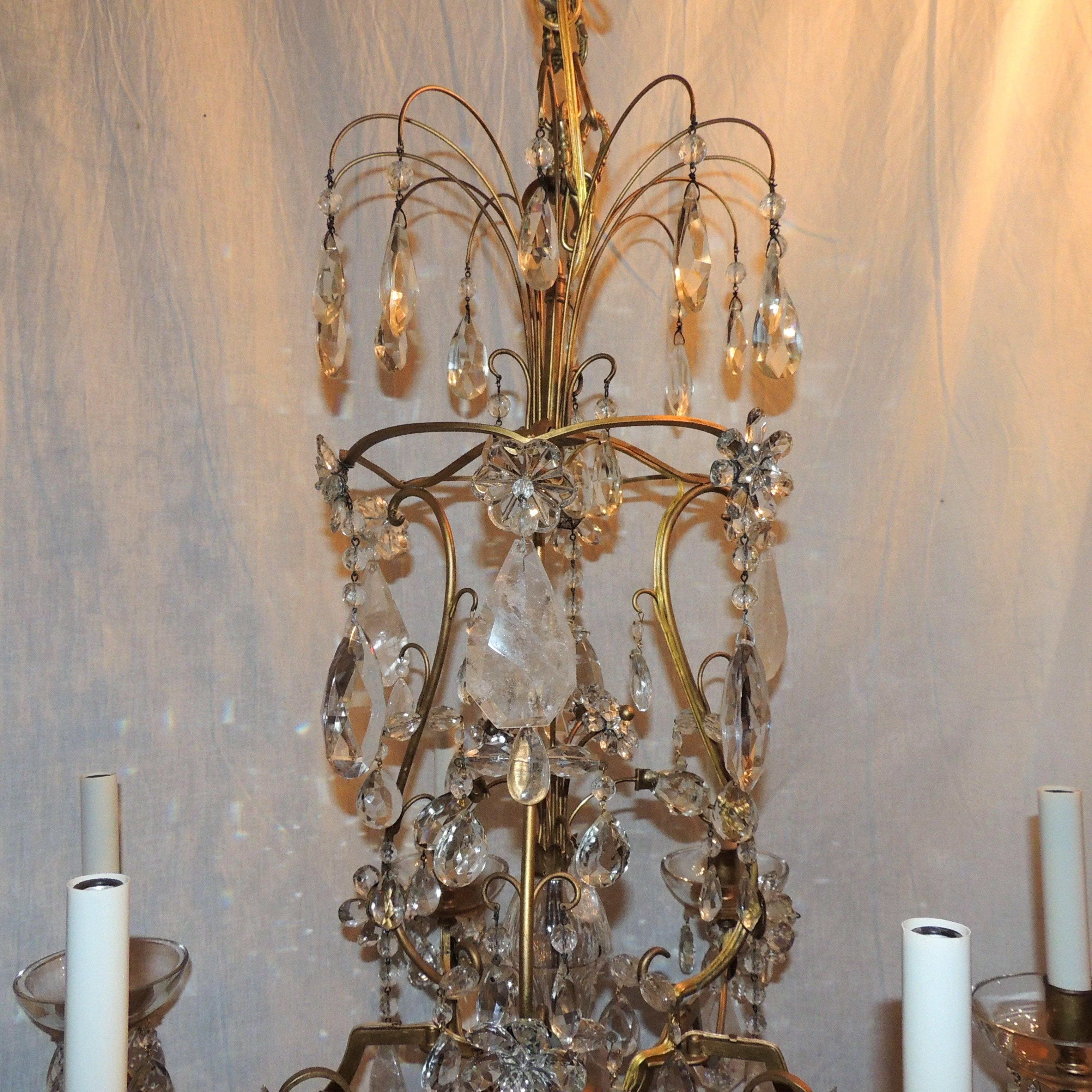 Mid-Century moderno Meraviglioso lampadario francese in bronzo Baguès dorato a forma di pagoda con cristallo di rocca in vendita
