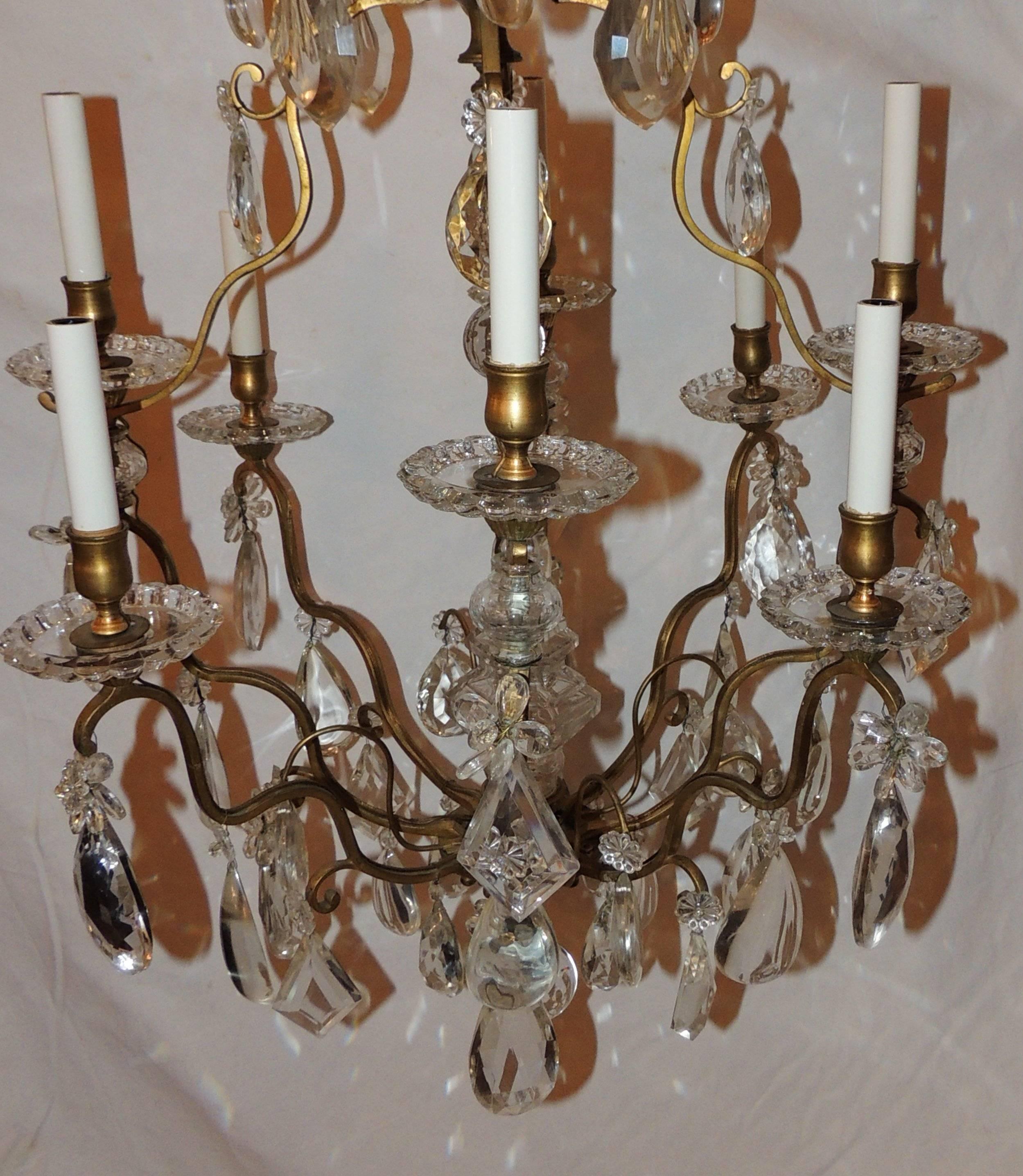 Merveilleux lustre à huit lumières en cristal doré en bronze français signé Baccarat Bon état - En vente à Roslyn, NY