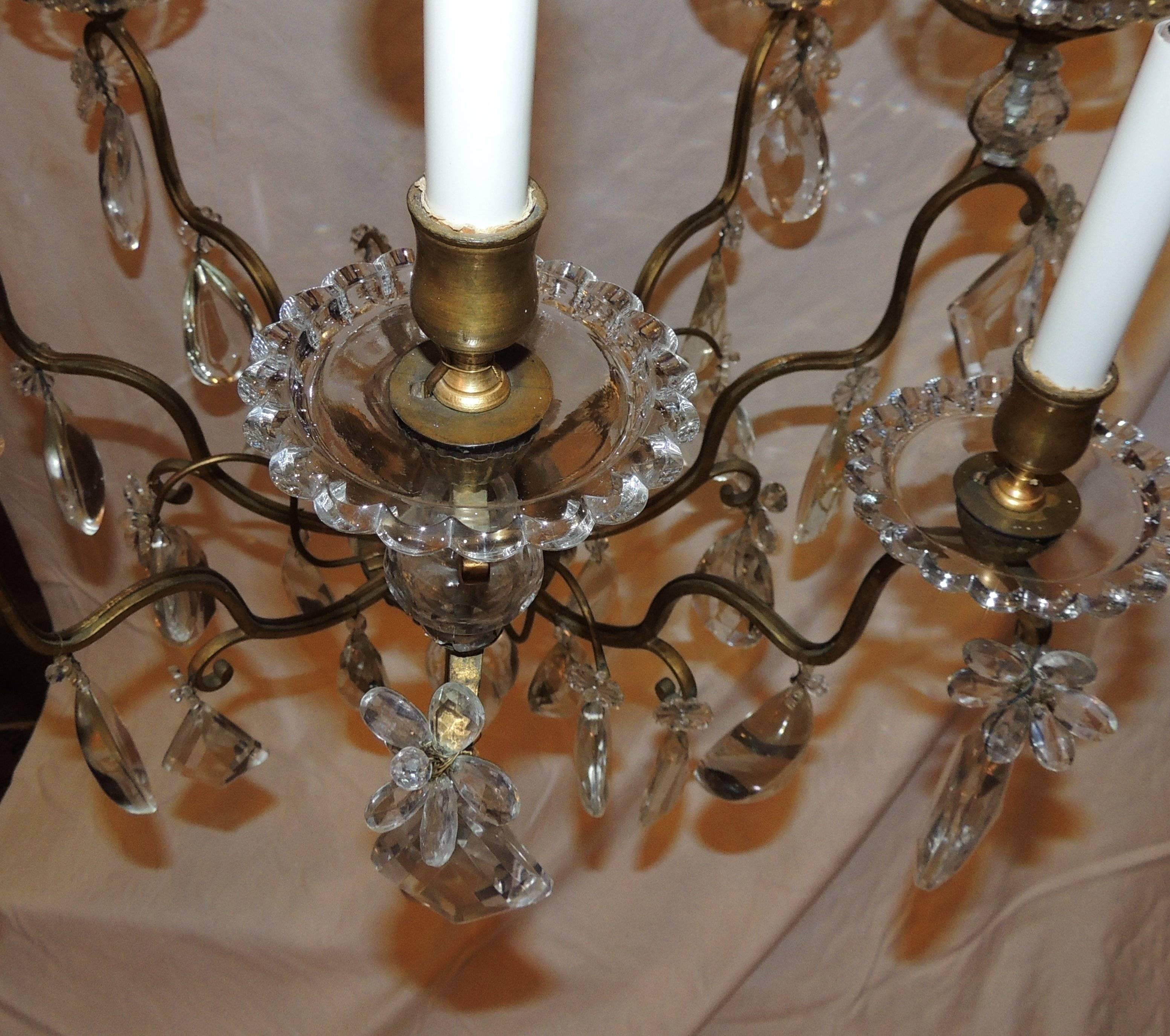 Louis XV Merveilleux lustre à huit lumières en cristal doré en bronze français signé Baccarat en vente