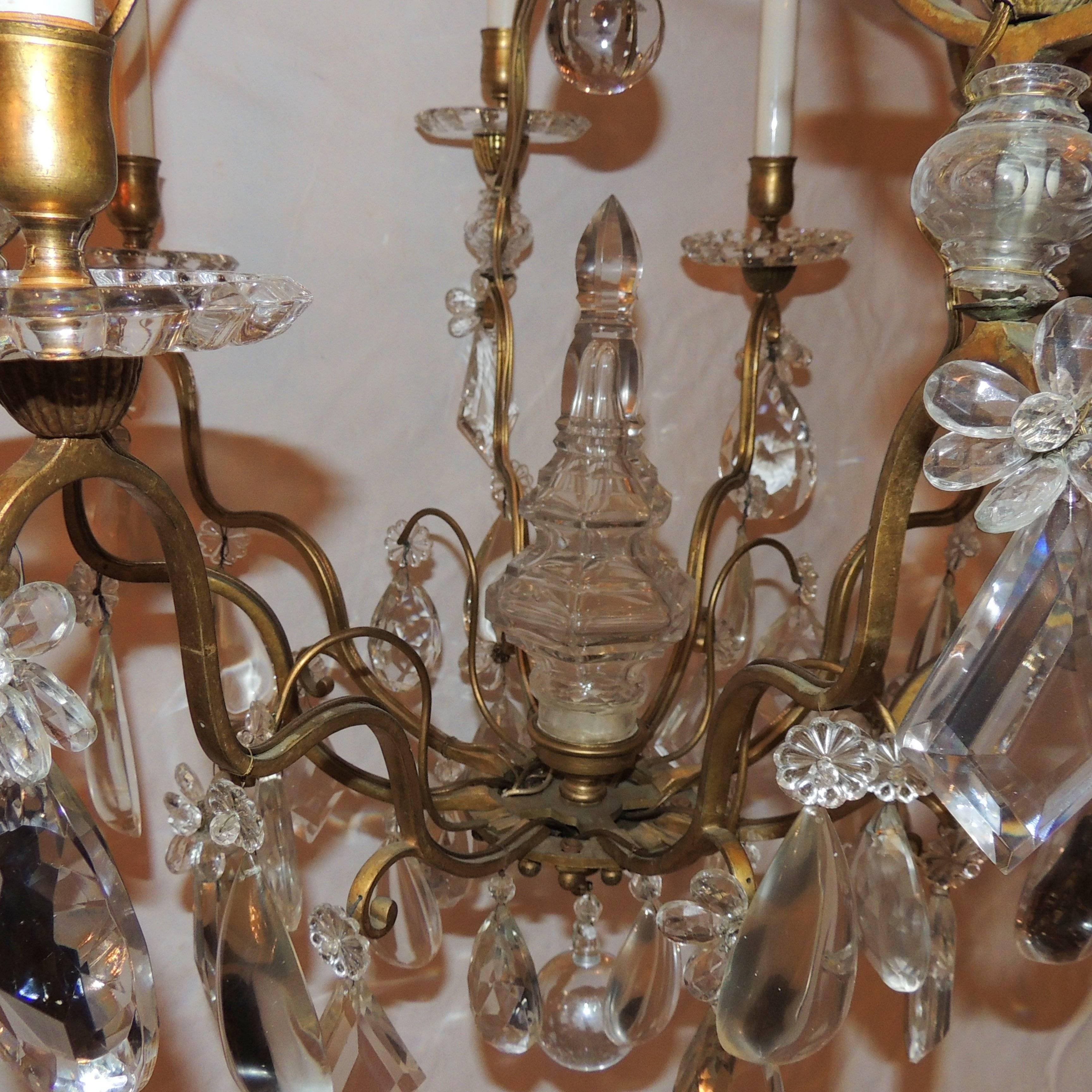 Doré Merveilleux lustre à huit lumières en cristal doré en bronze français signé Baccarat en vente