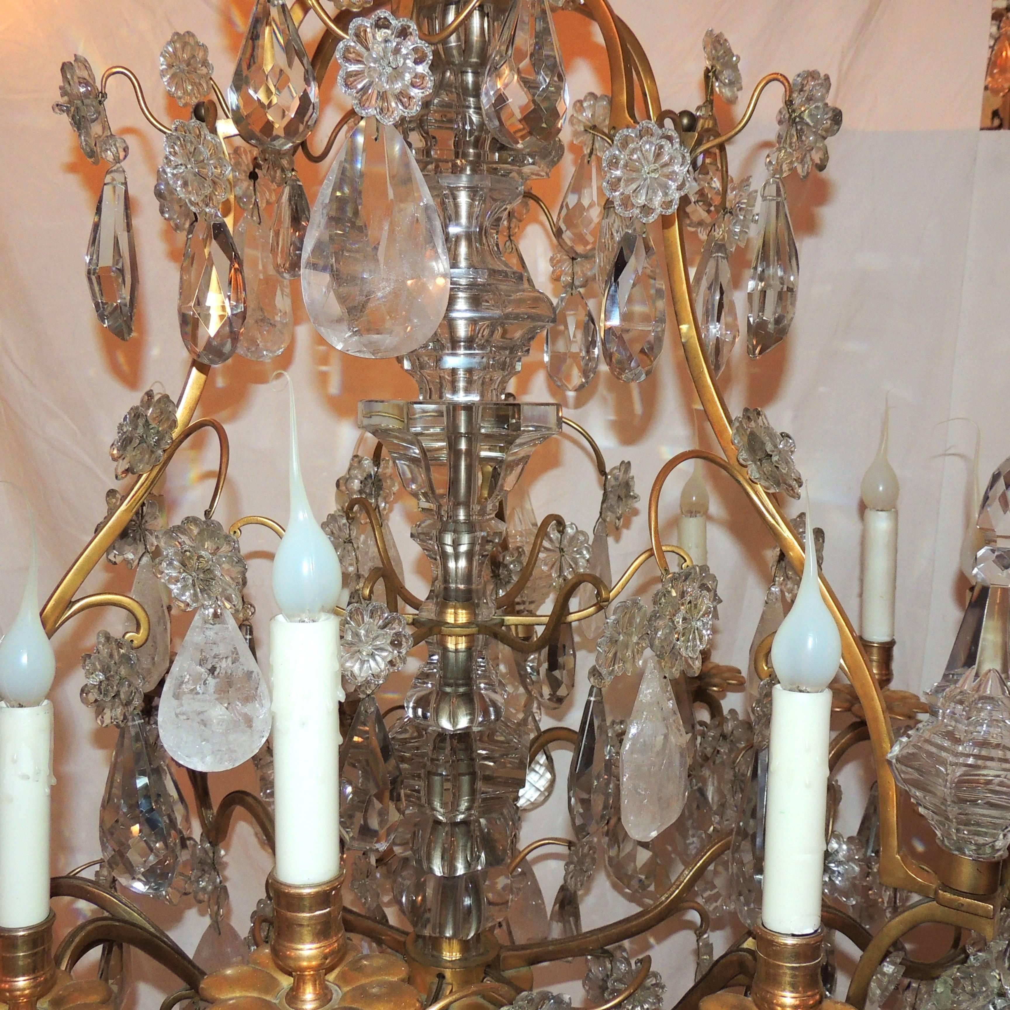 Großer französischer vergoldeter Dore-Bronze-Bergkristall-Kronleuchter mit neun Lichtern (Französisch) im Angebot