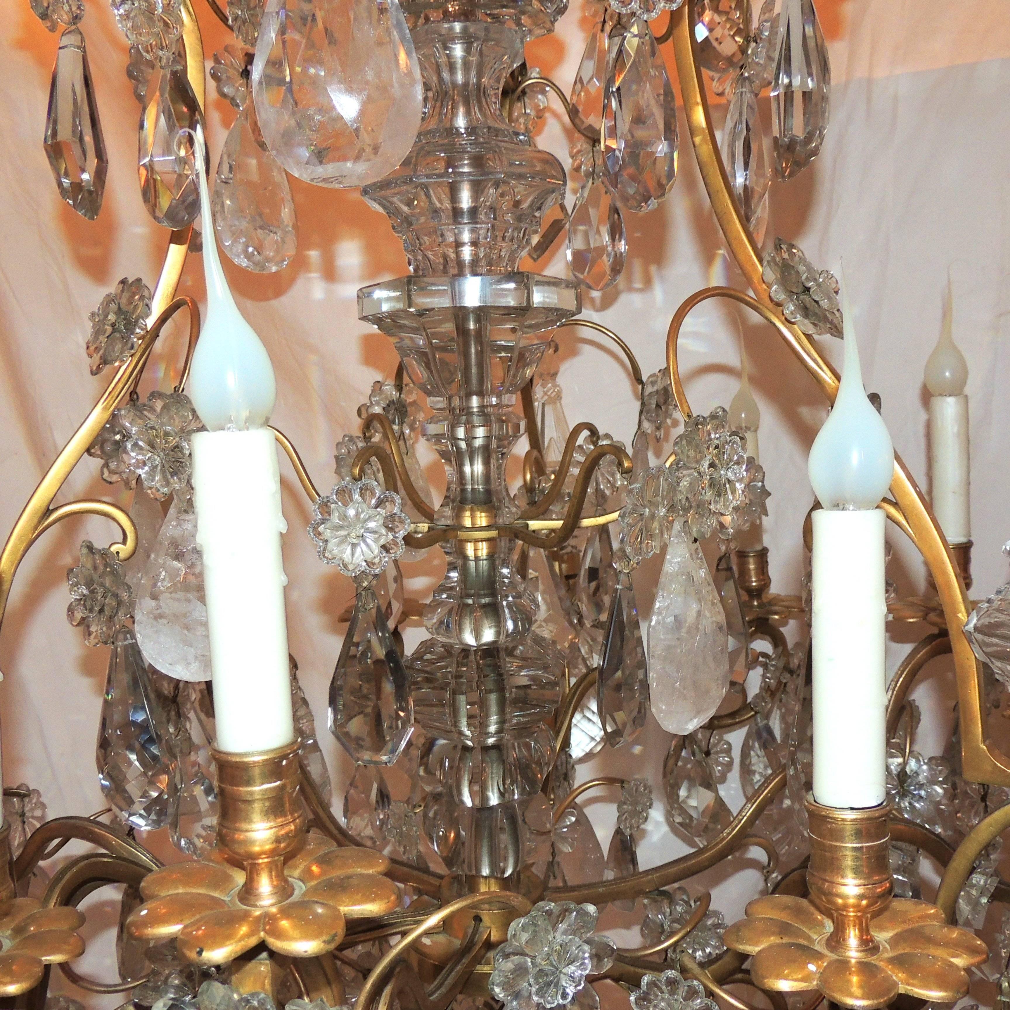 Großer französischer vergoldeter Dore-Bronze-Bergkristall-Kronleuchter mit neun Lichtern im Angebot 1