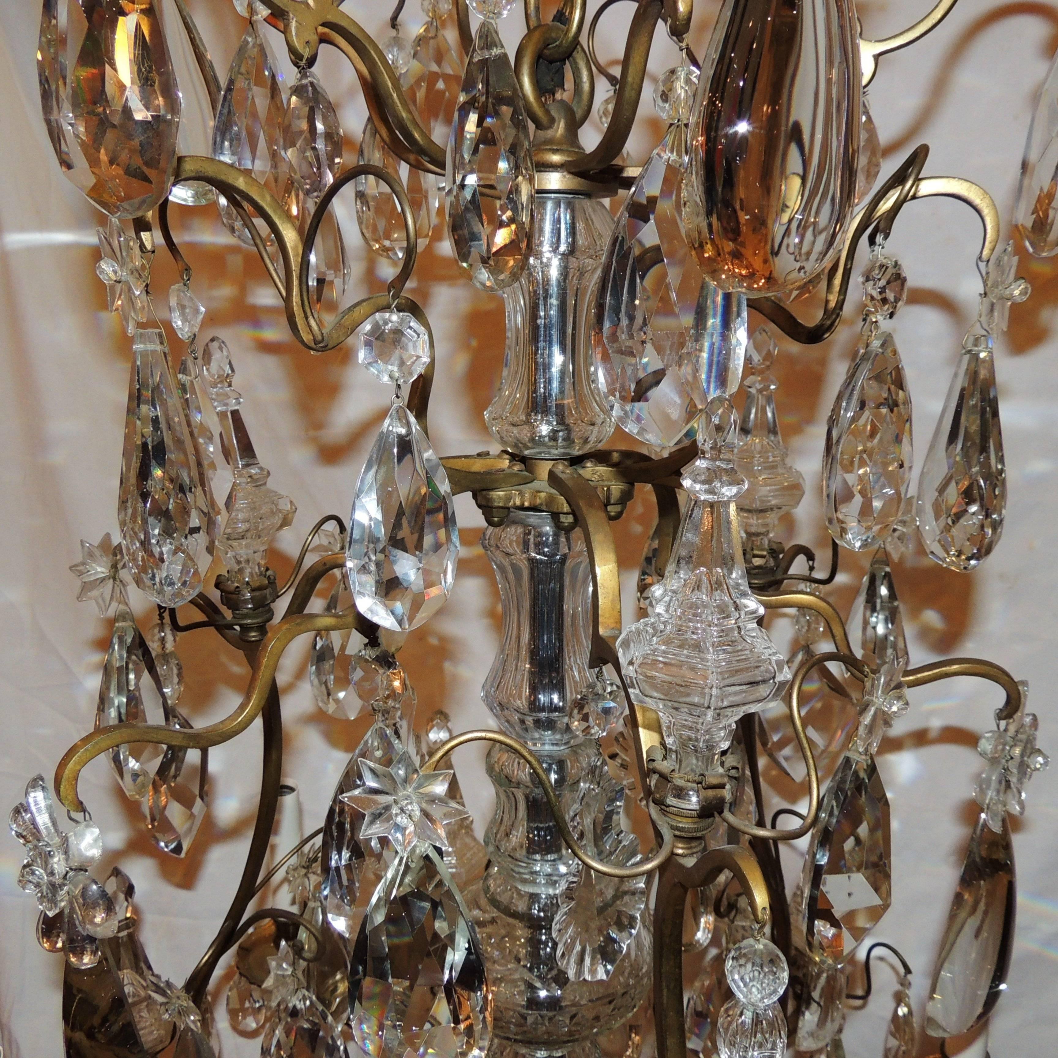 Milieu du XXe siècle Lustre Baccarat à six lumières en cristal et bronze doré avec œil d'Obilisk, France en vente