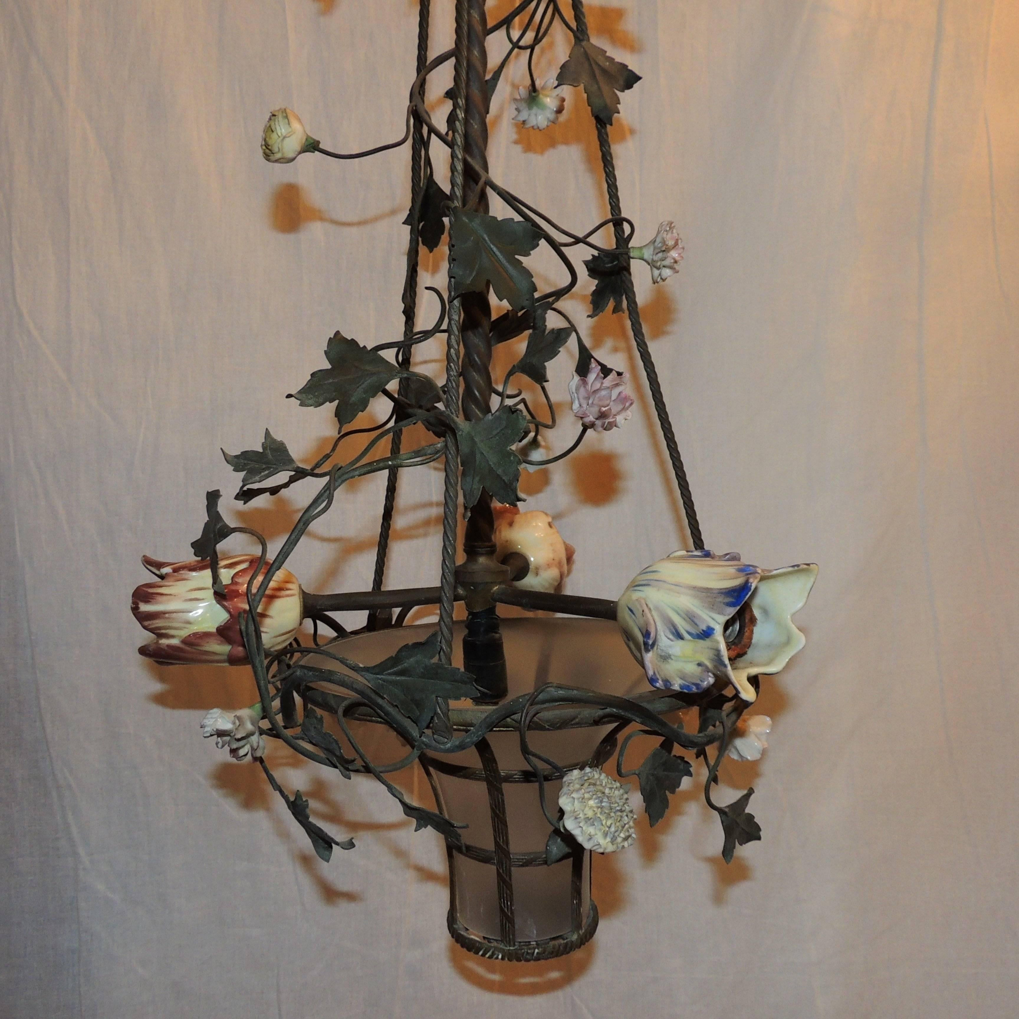 Kronleuchter aus Porzellan mit drei Lichtern und Bronzeschleife mit mattiertem Korb und Blumen aus Bronze im Angebot 2